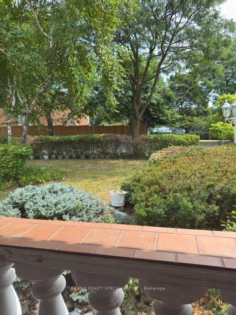 Photo 3 of Unit (Main & Upper), 2 Pepperwood Place, Brampton, Northgate — HOMEH