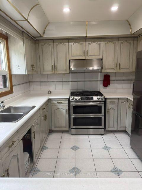 Photo 4 of Unit (Main & Upper), 2 Pepperwood Place, Brampton, Northgate — HOMEH