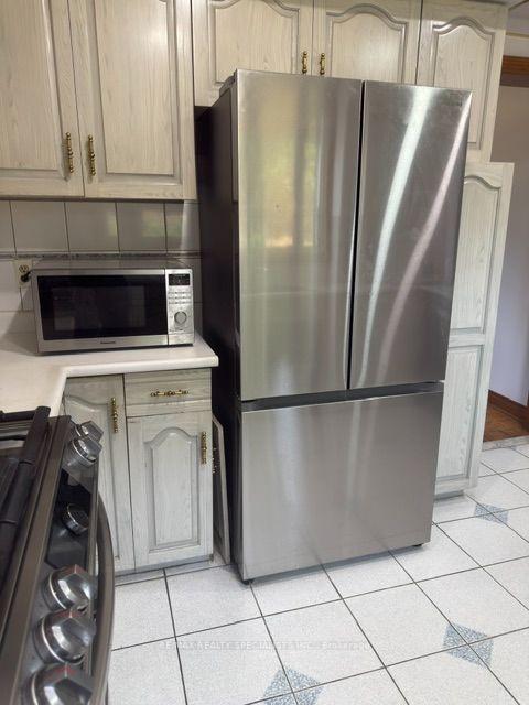 Photo 5 of Unit (Main & Upper), 2 Pepperwood Place, Brampton, Northgate — HOMEH