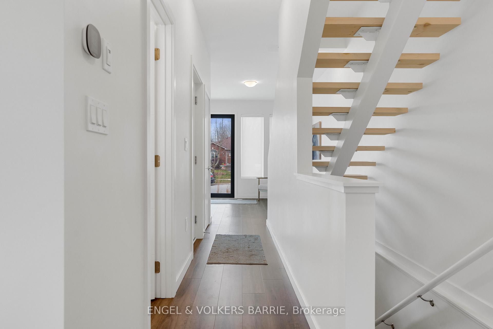 Photo 5 of 142 Athabaska Road, Barrie, Holly — HOMEH