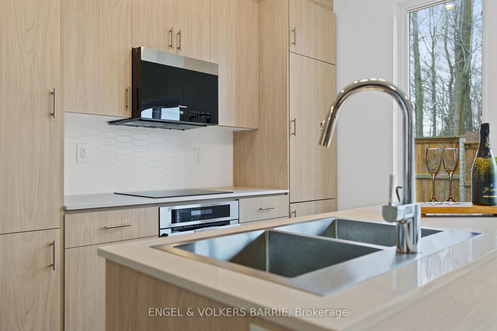 Photo 13 of 142 Athabaska Road, Barrie, Holly — HOMEH