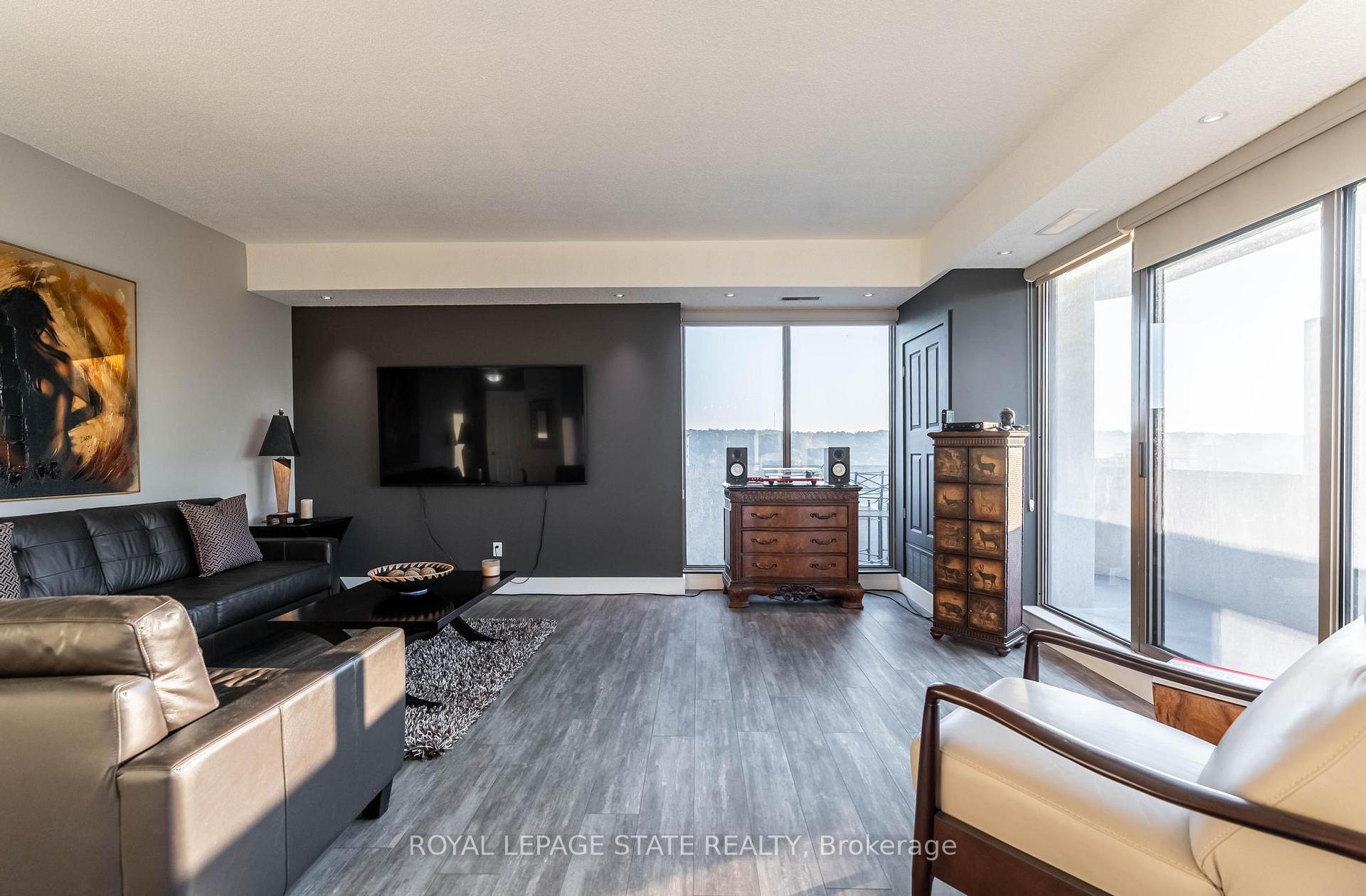 Photo 6 of Unit 17C, 67 Caroline Street S, Hamilton, Durand — HOMEH