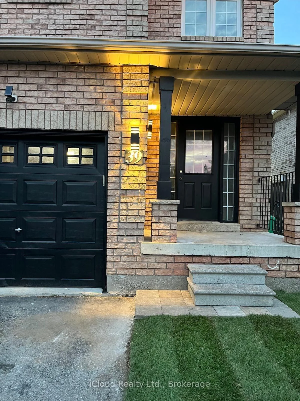 Photo 2 of 39 Manett Crescent, Brampton, Brampton West — HOMEH