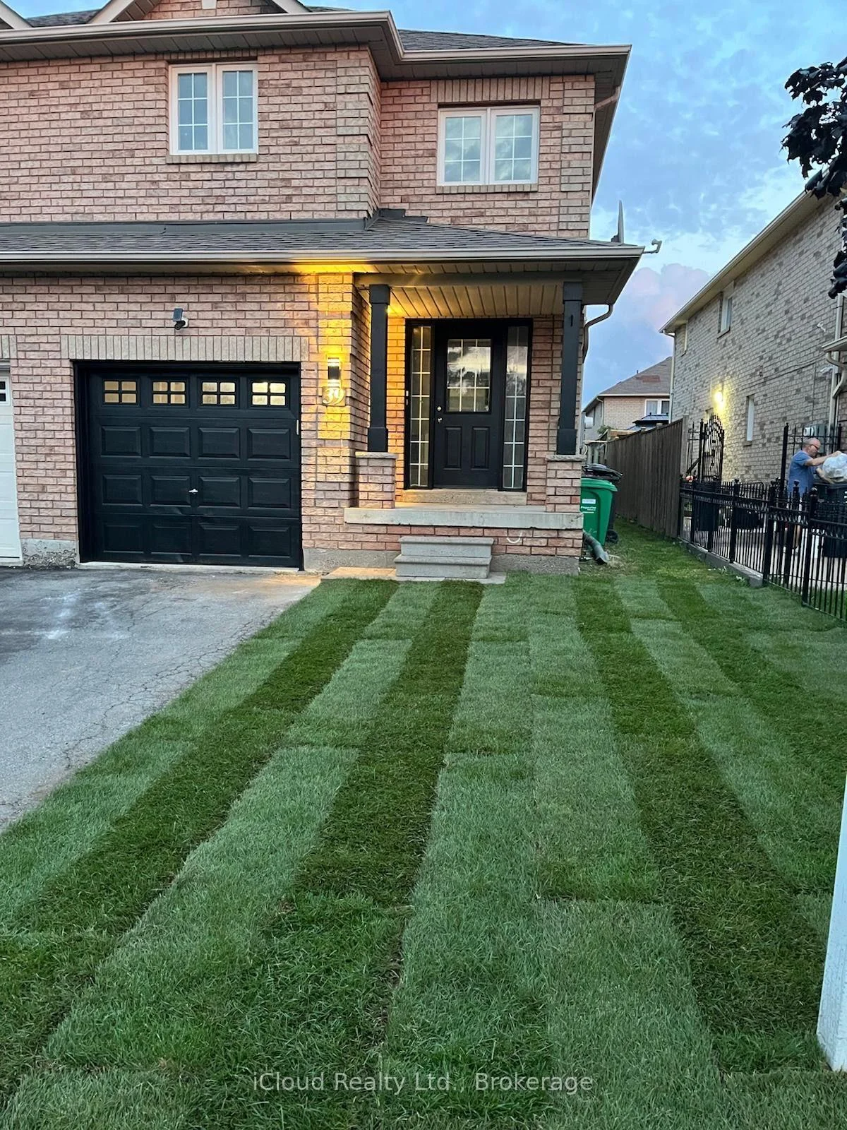 Photo 3 of 39 Manett Crescent, Brampton, Brampton West — HOMEH