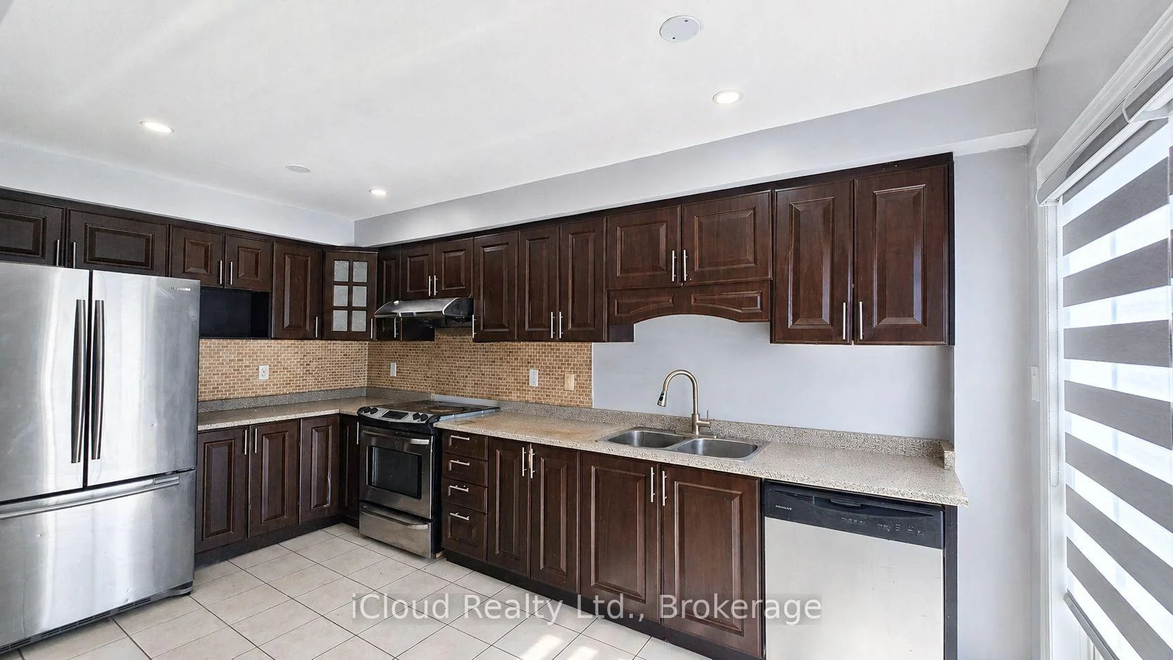 Photo 13 of 39 Manett Crescent, Brampton, Brampton West — HOMEH