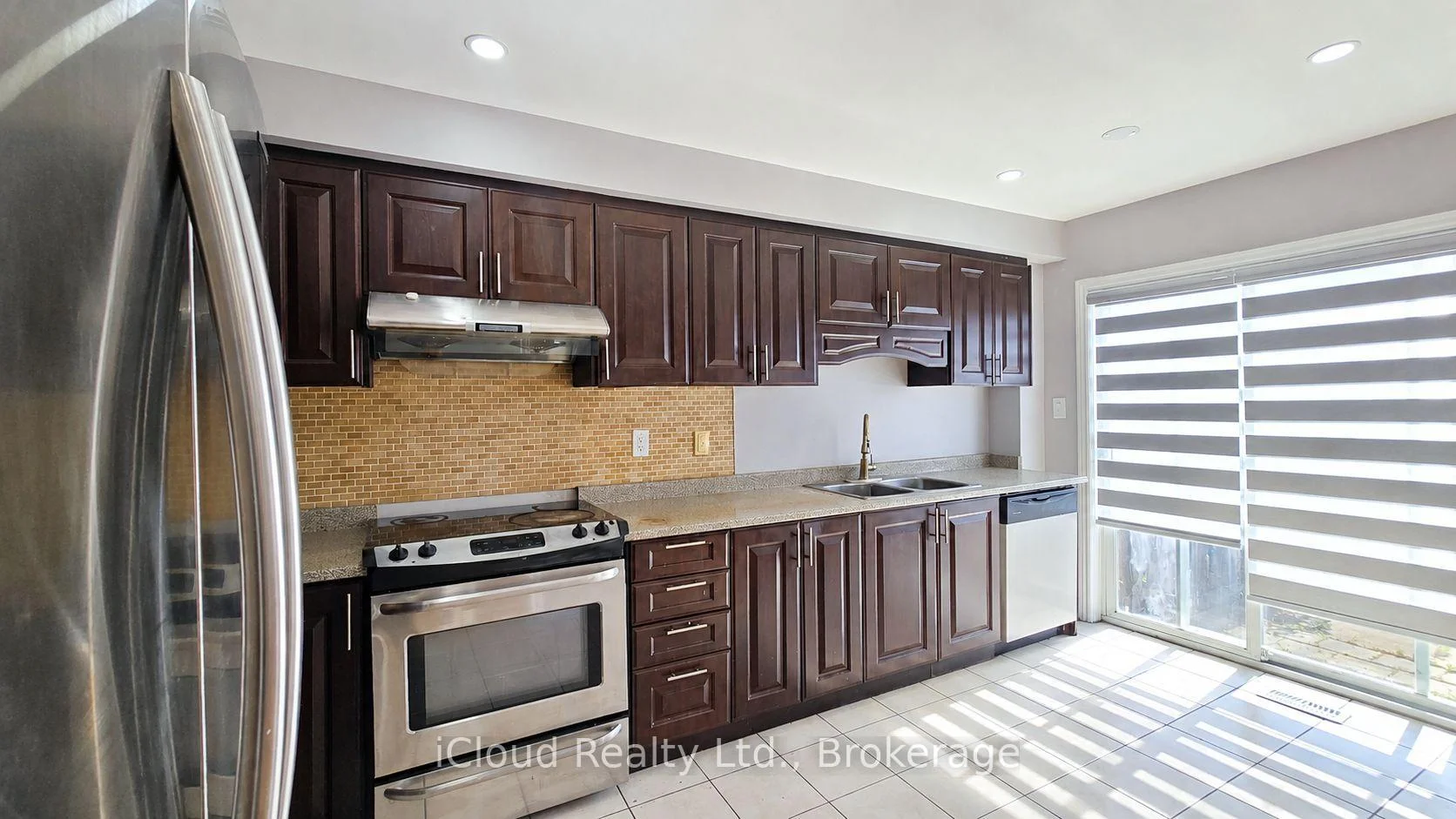 Photo 14 of 39 Manett Crescent, Brampton, Brampton West — HOMEH