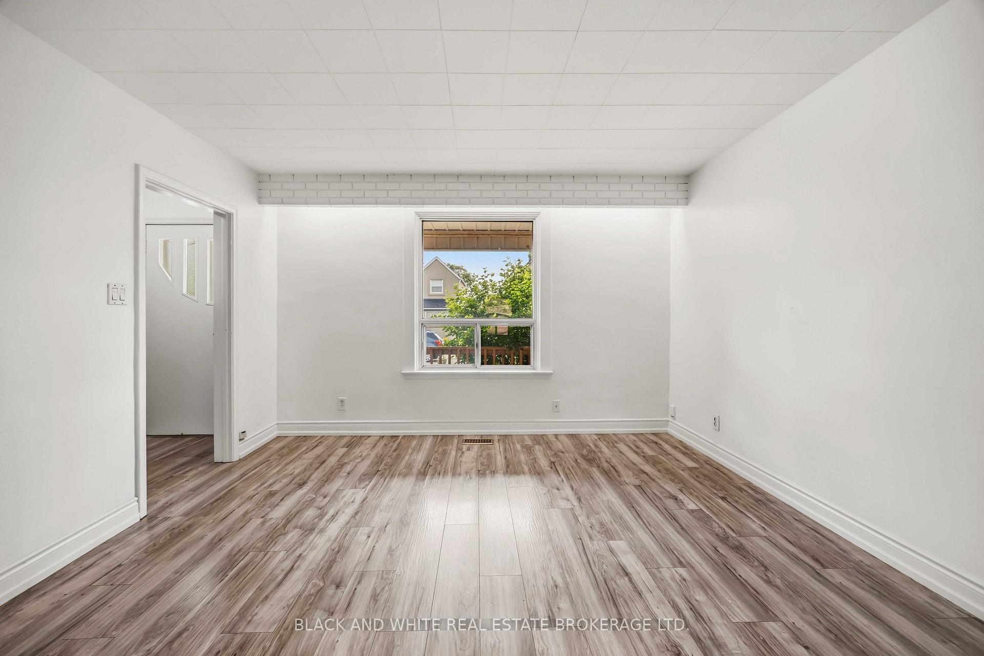 Photo 4 of 4 Greendale Avenue, Toronto, Rockcliffe-Smythe — HOMEH