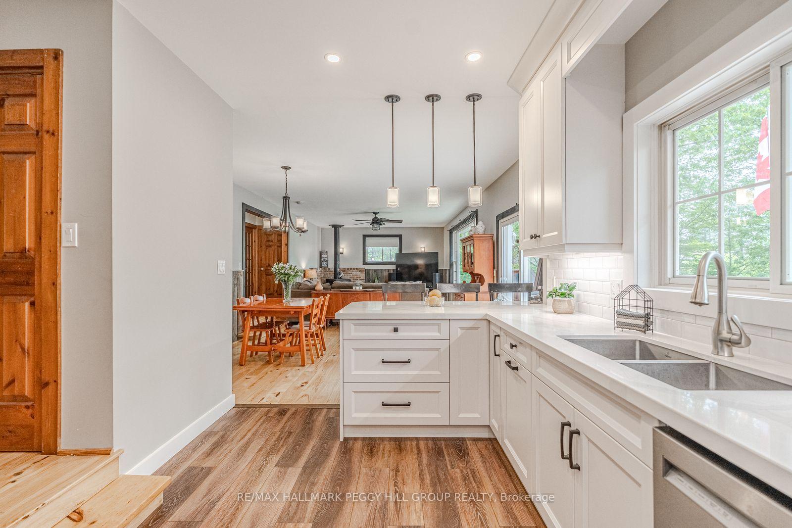 Photo 8 of 1008 Cove Road, Gravenhurst, Wood (Gravenhurst) — HOMEH
