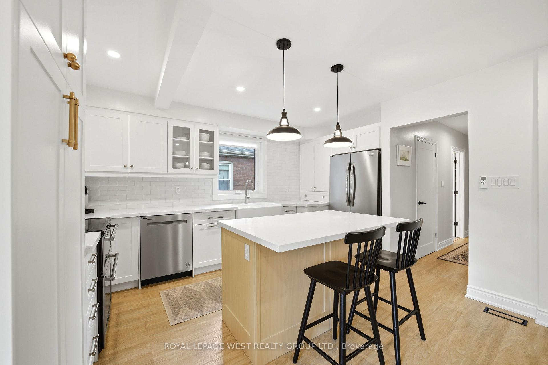 Photo 4 of 72 Mervyn Avenue, Etobicoke, Islington-City Centre West — HOMEH