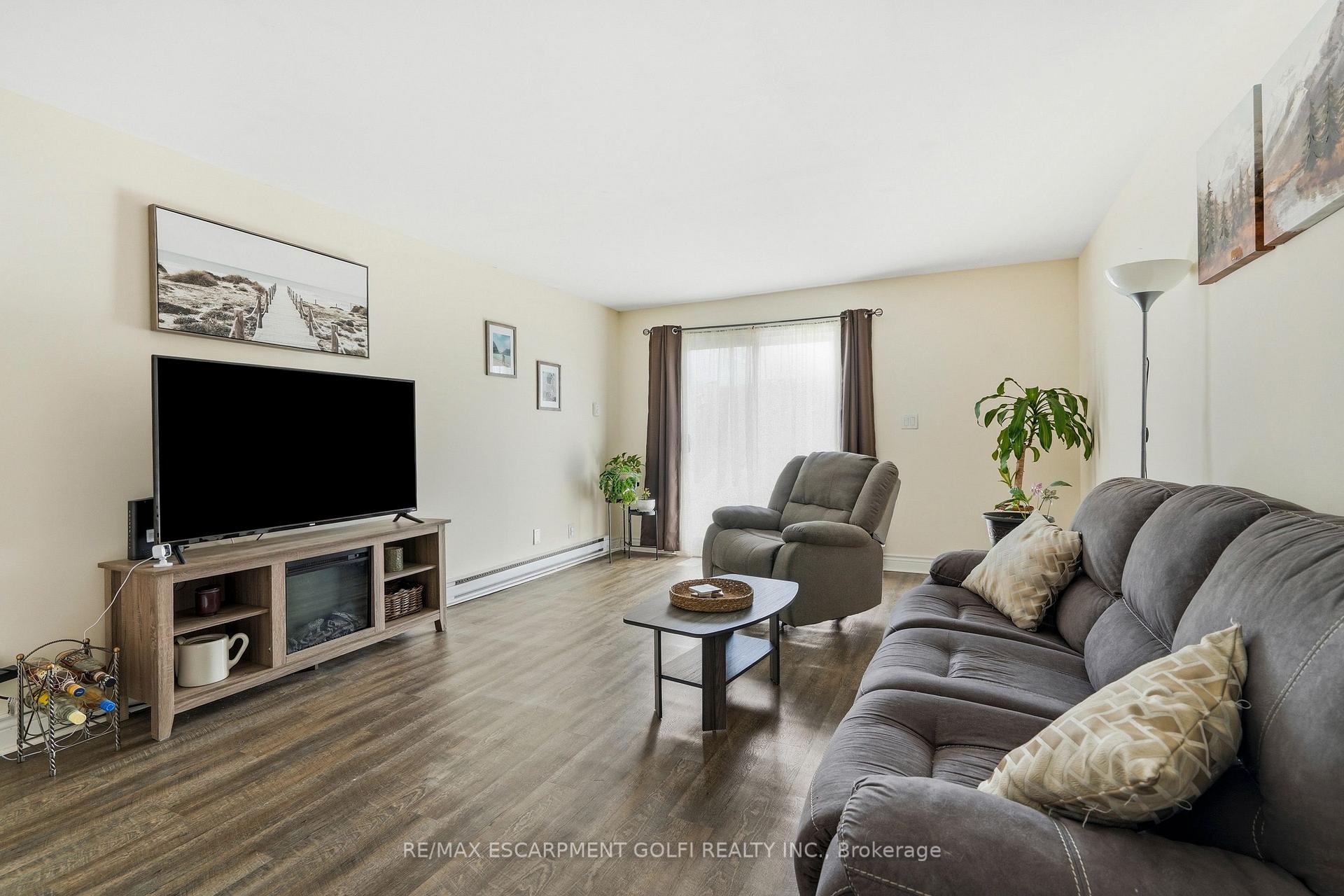 Photo 4 of Unit 4, 8646 Willoughby Drive, Niagara Falls, Chippawa — HOMEH