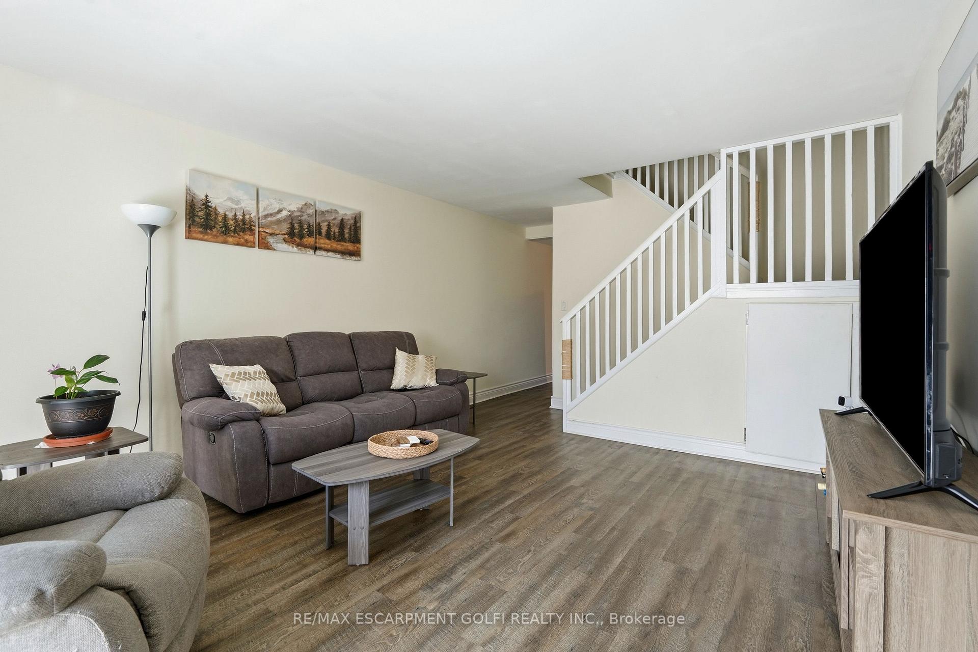 Photo 6 of Unit 4, 8646 Willoughby Drive, Niagara Falls, Chippawa — HOMEH