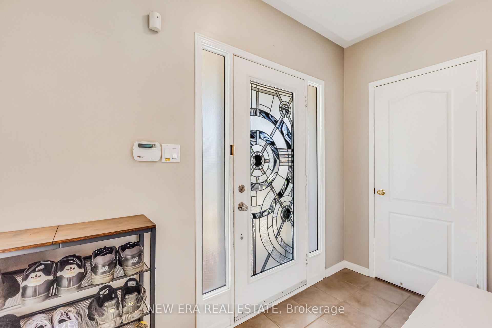 Photo 3 of 11 Warnford Circle, Ajax, Northeast Ajax — HOMEH
