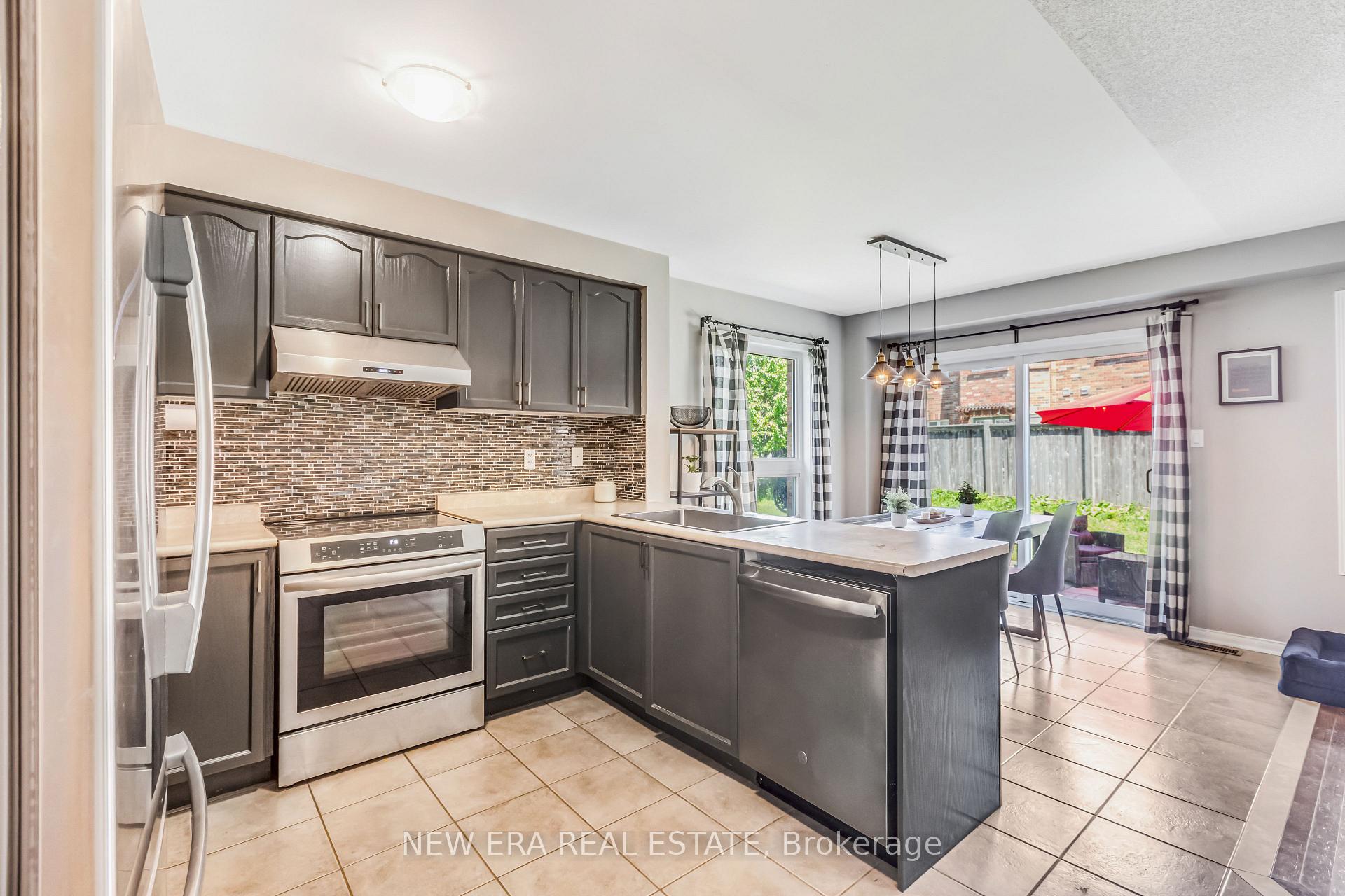 Photo 7 of 11 Warnford Circle, Ajax, Northeast Ajax — HOMEH