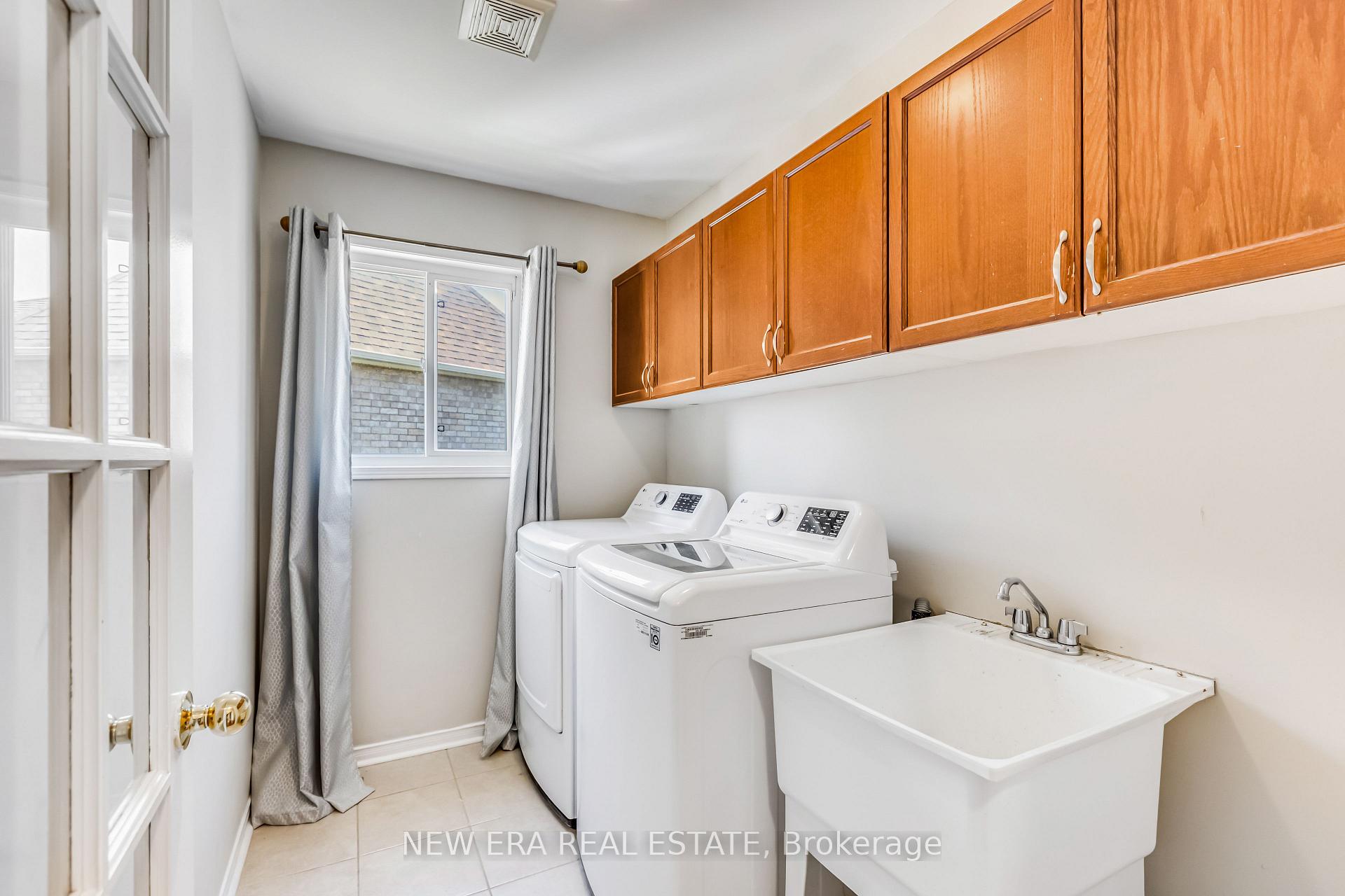 Photo 13 of 11 Warnford Circle, Ajax, Northeast Ajax — HOMEH