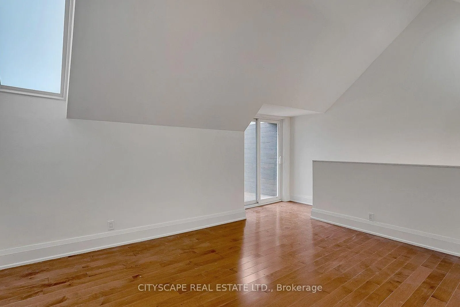 Photo 4 of Unit #2 Upper, 180 Strachan Avenue, Toronto, Niagara — HOMEH