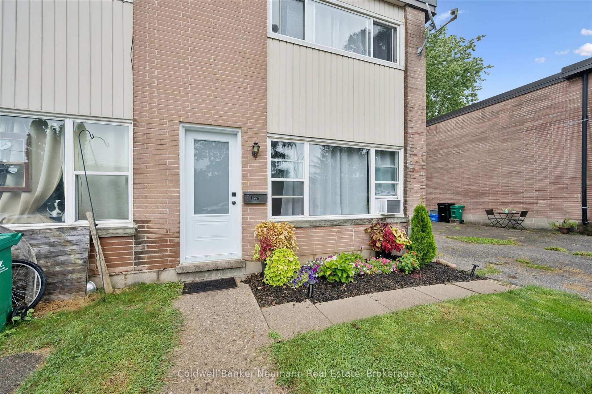 Photo 13 of 1561-1567 Queenston Road, Cambridge, Preston Centre — HOMEH