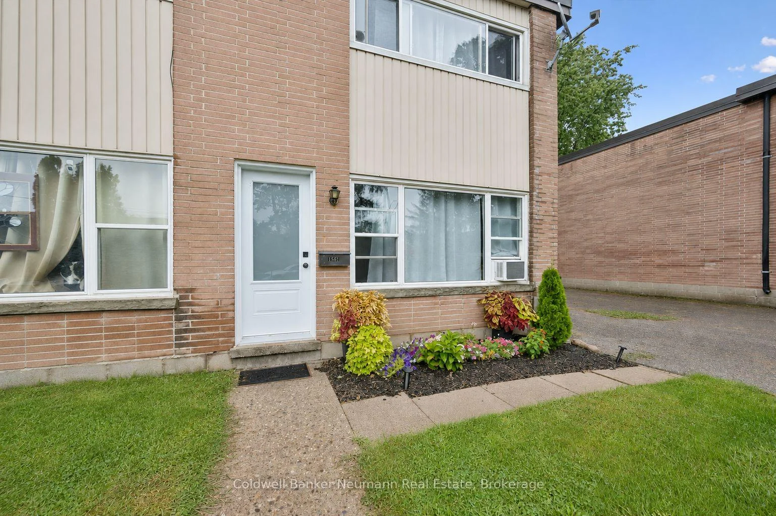 Photo 9 of 1561-1567 Queenston Road, Cambridge, Preston Centre — HOMEH