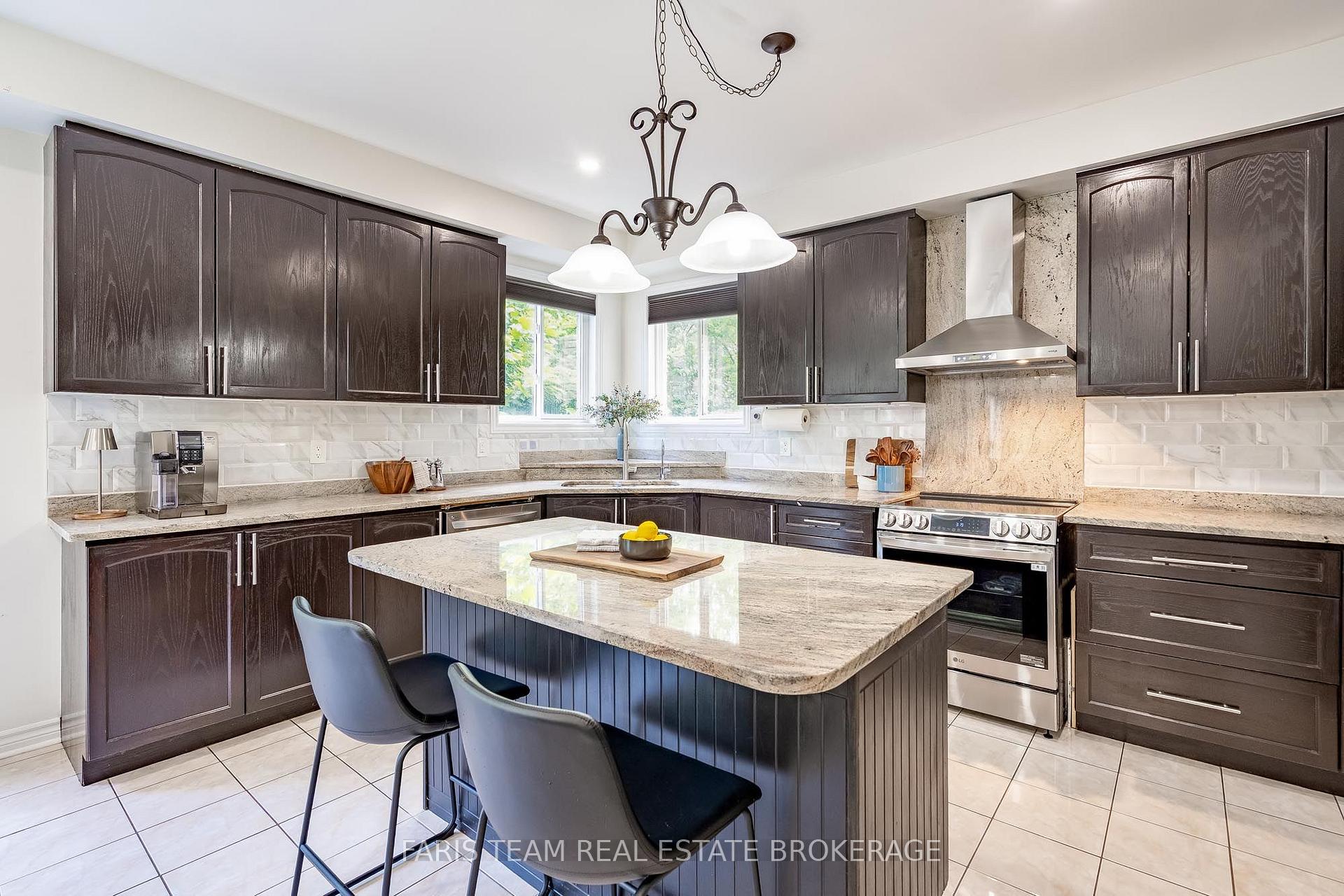 Photo 14 of 31 The Queensway, Barrie, Innis-Shore — HOMEH