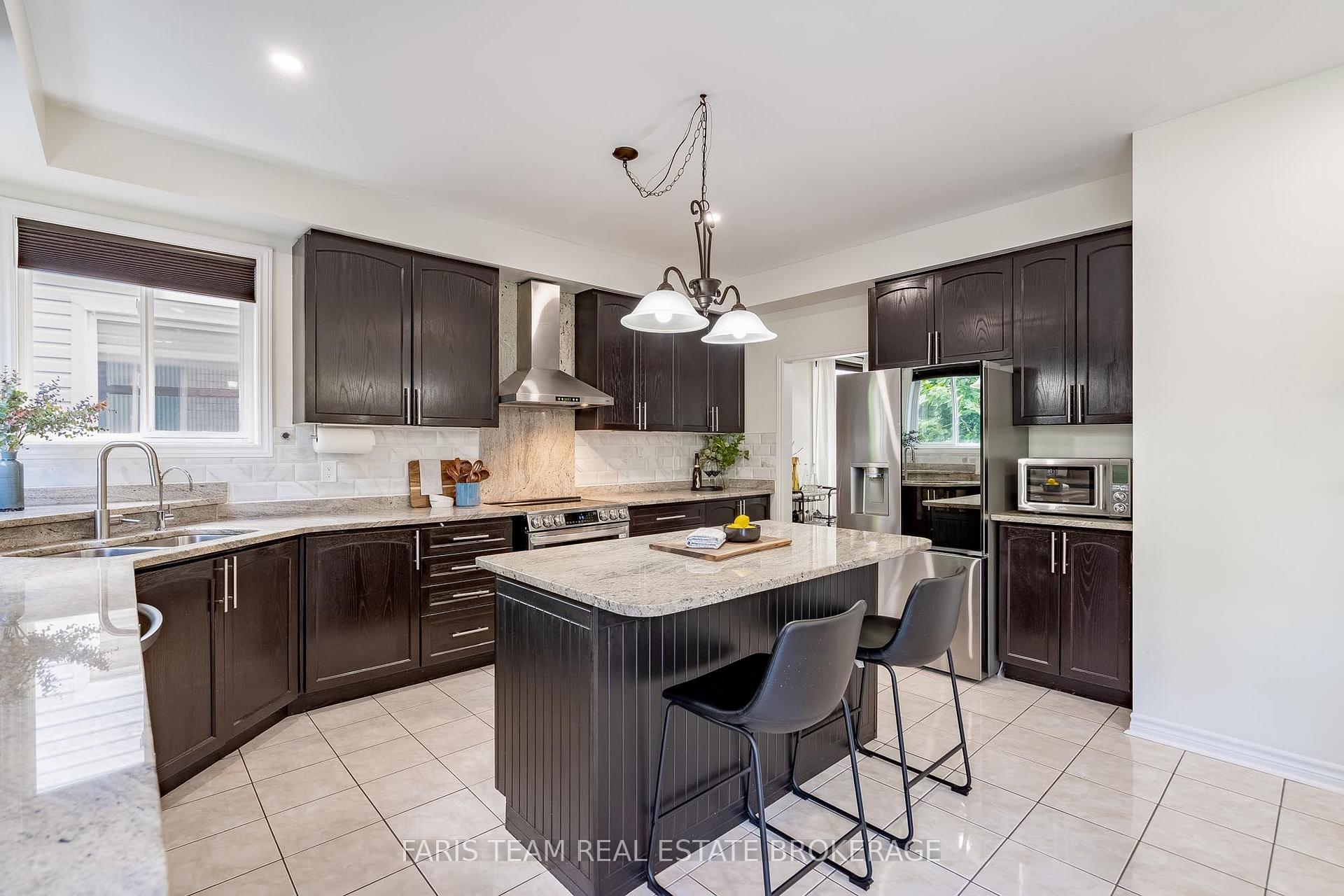 Photo 16 of 31 The Queensway, Barrie, Innis-Shore — HOMEH