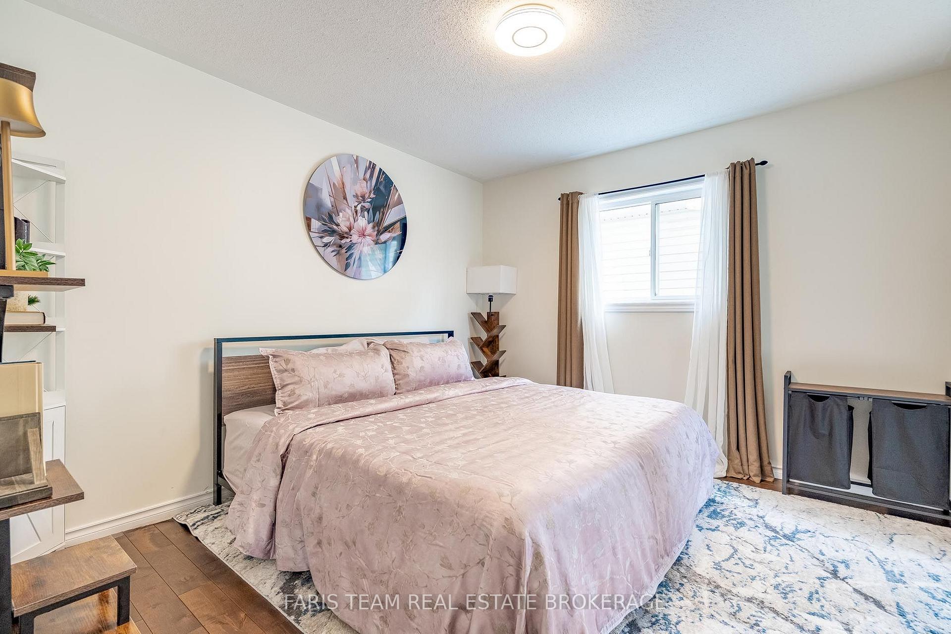 Photo 60 of 31 The Queensway, Barrie, Innis-Shore — HOMEH