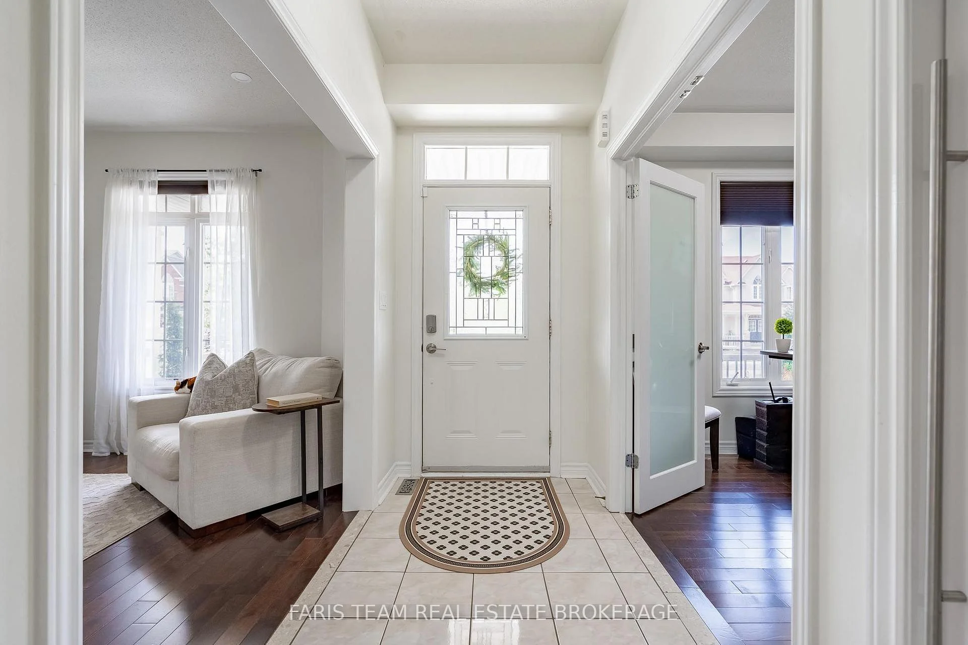 Photo 11 of 31 The Queensway, Barrie, Innis-Shore — HOMEH