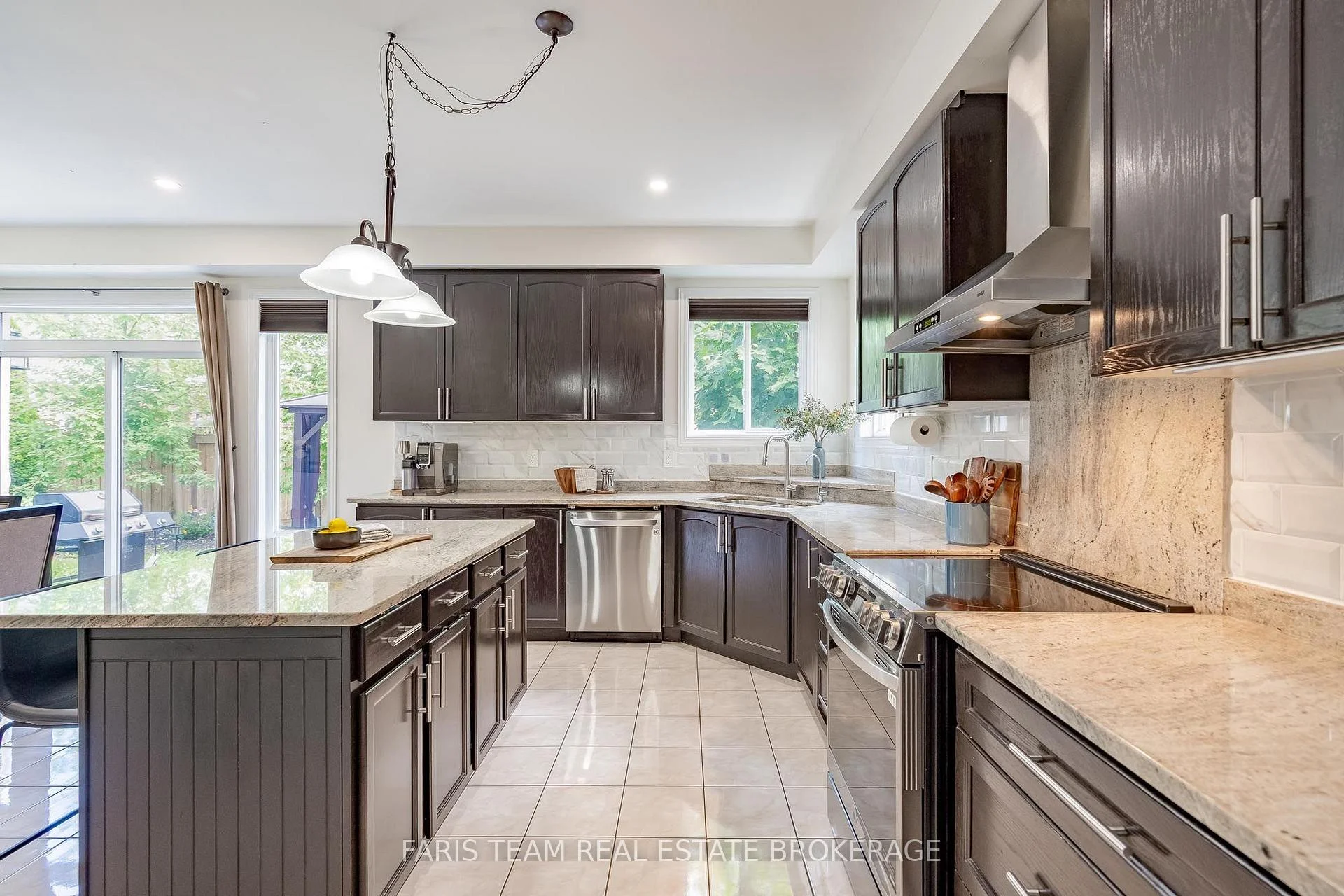 Photo 13 of 31 The Queensway, Barrie, Innis-Shore — HOMEH