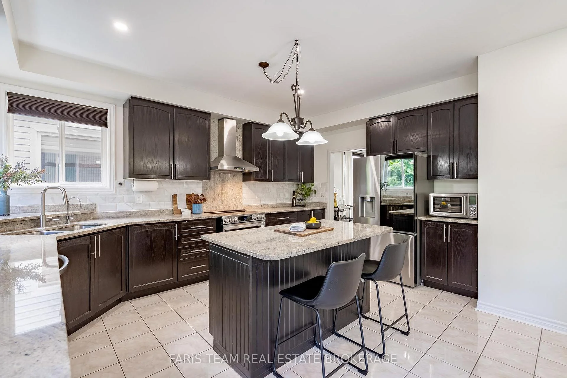 Photo 17 of 31 The Queensway, Barrie, Innis-Shore — HOMEH