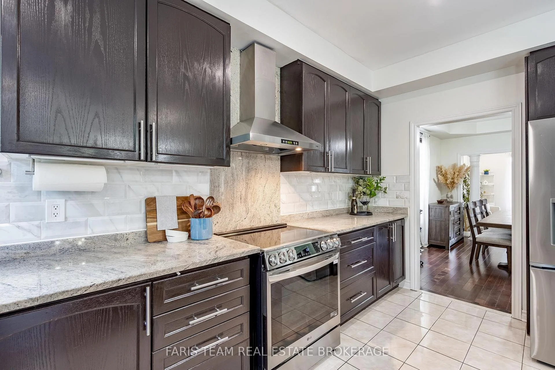 Photo 19 of 31 The Queensway, Barrie, Innis-Shore — HOMEH