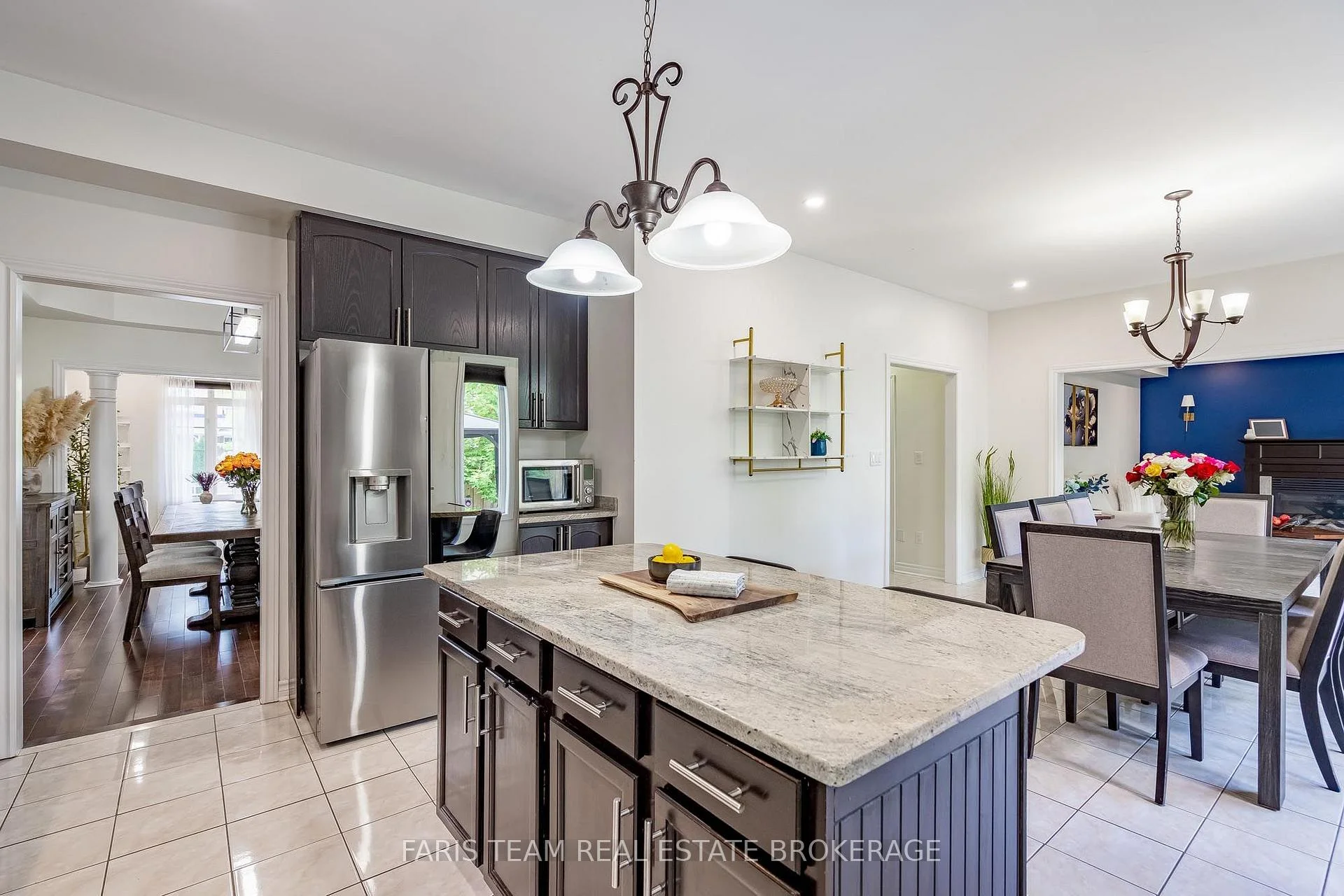 Photo 21 of 31 The Queensway, Barrie, Innis-Shore — HOMEH