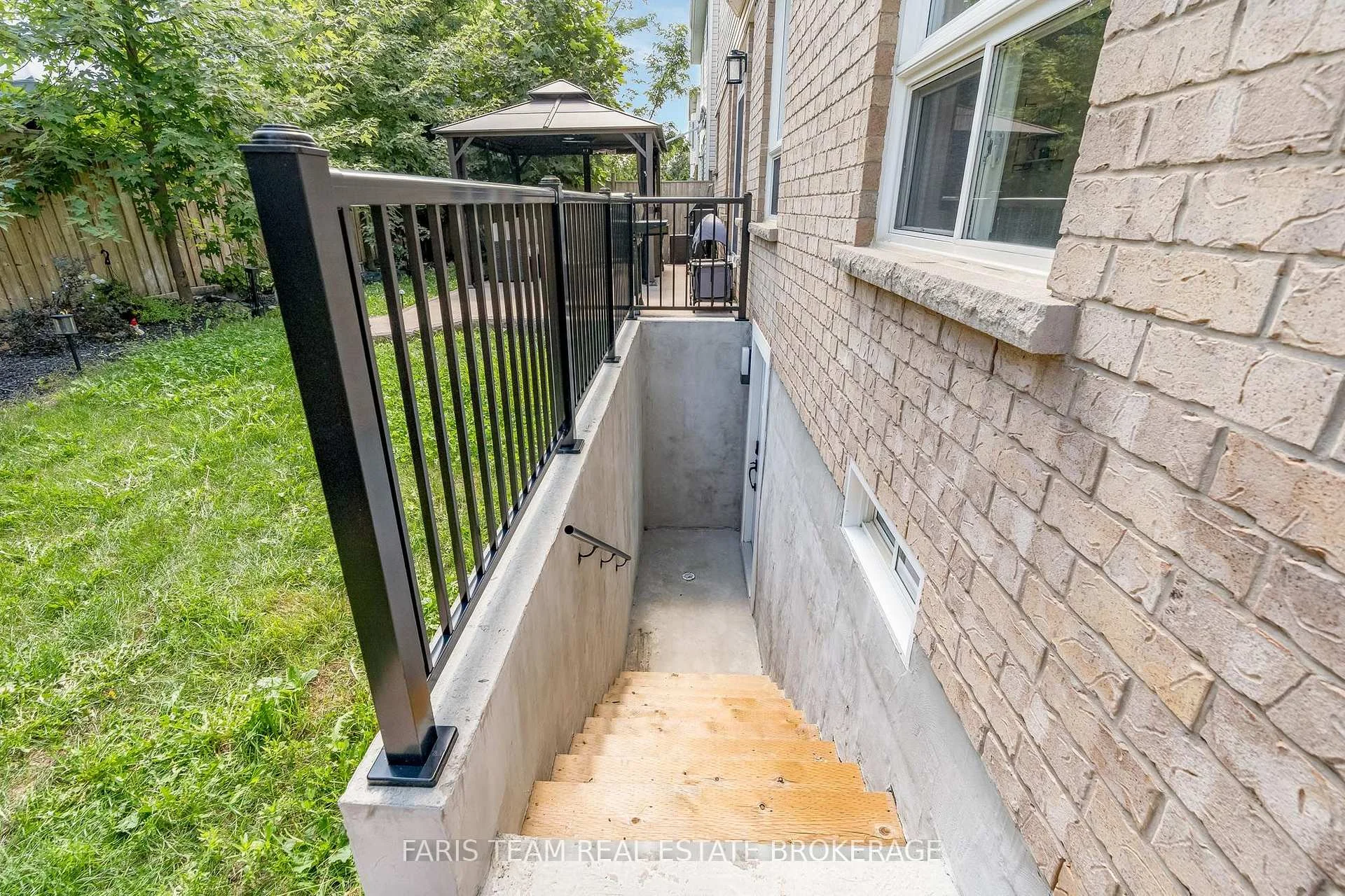 Photo 89 of 31 The Queensway, Barrie, Innis-Shore — HOMEH