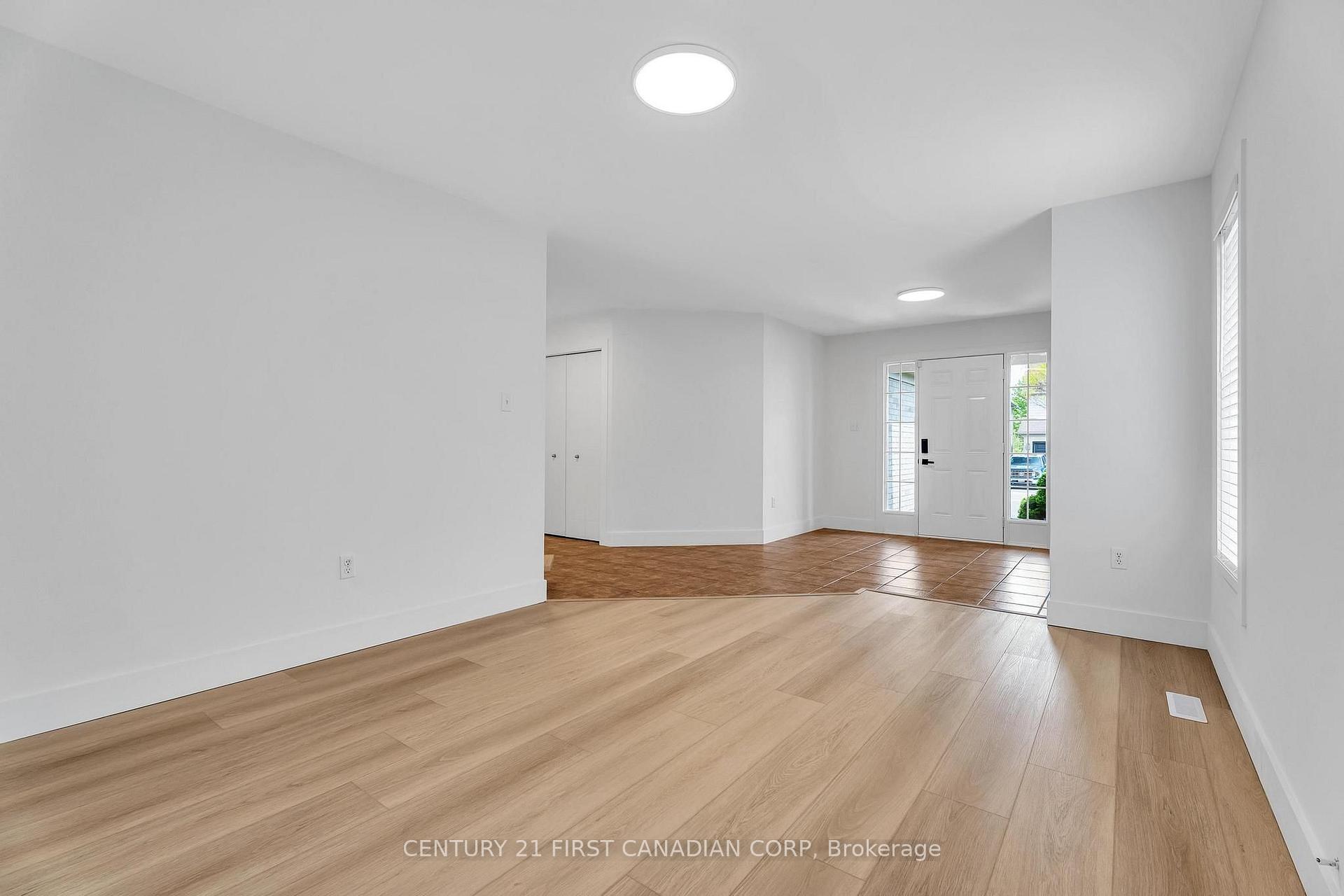 Photo 5 of 799 Oakcrossing Road, London, North M — HOMEH