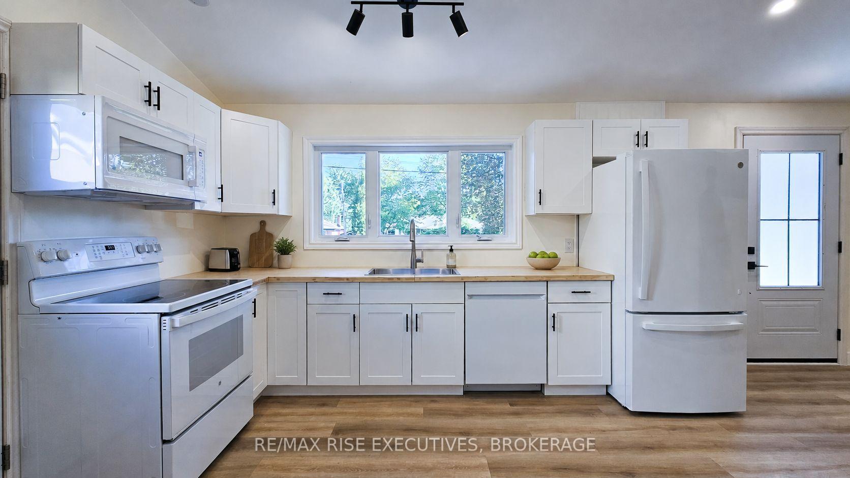 Photo 14 of 47 Henry Crescent, Loyalist, Amherstview — HOMEH