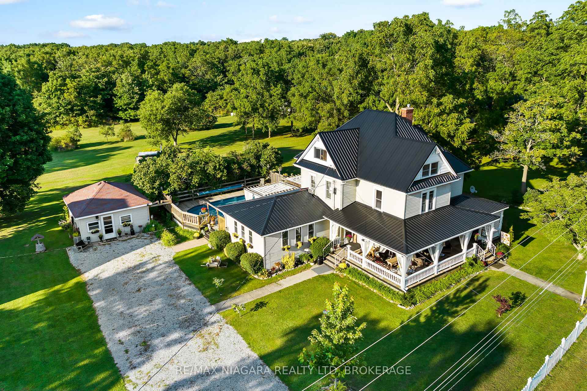 Photo of 11562 Lakeshore Road