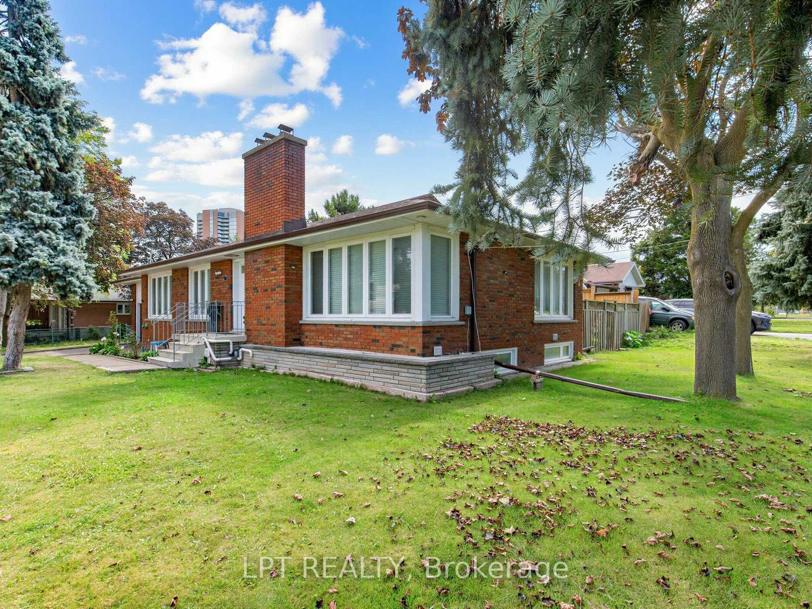 Photo 3 of 27 Kingsview Boulevard, Etobicoke, Kingsview Village-The Westway — HOMEH