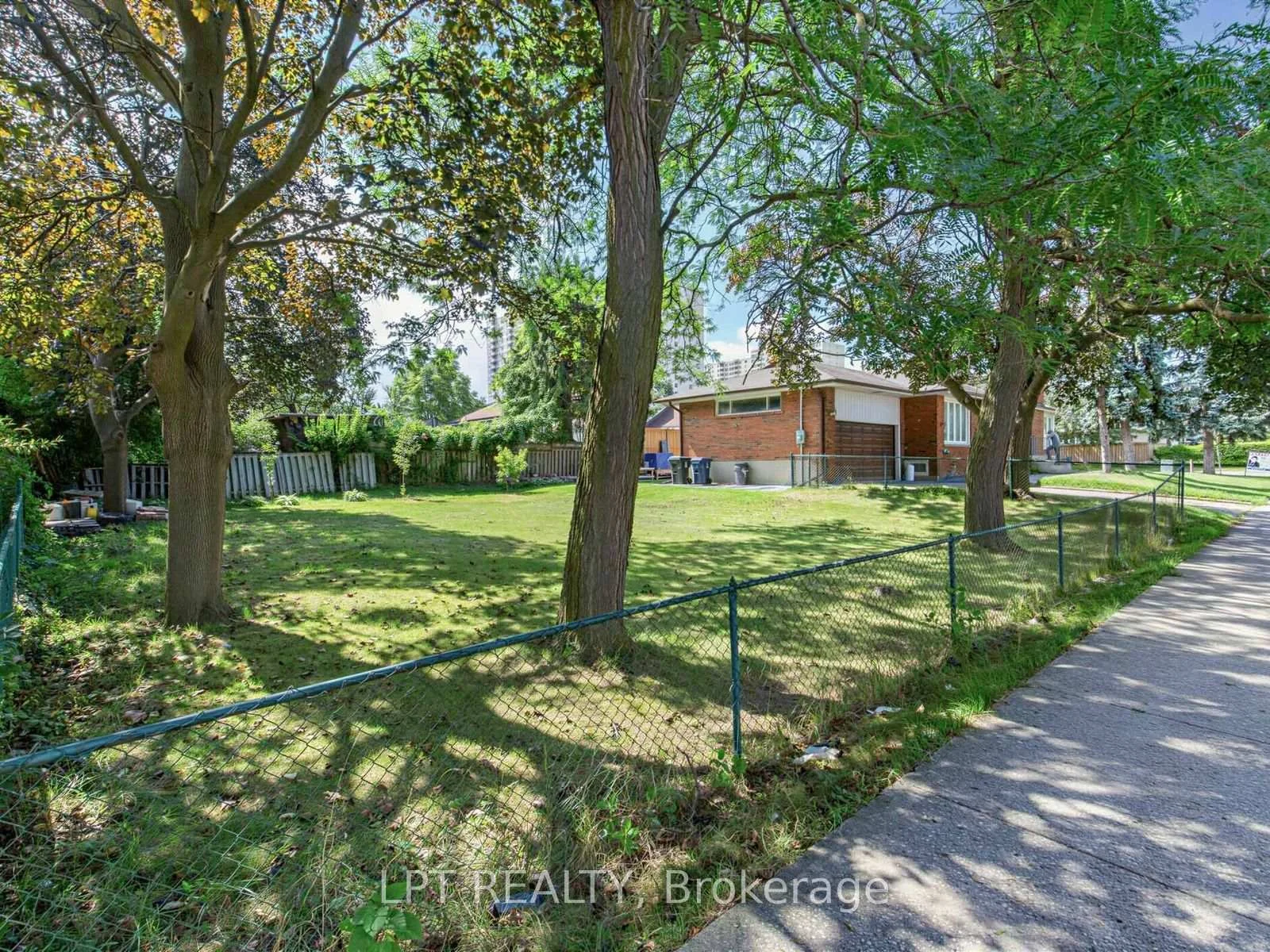 Photo 4 of 27 Kingsview Boulevard, Etobicoke, Kingsview Village-The Westway — HOMEH