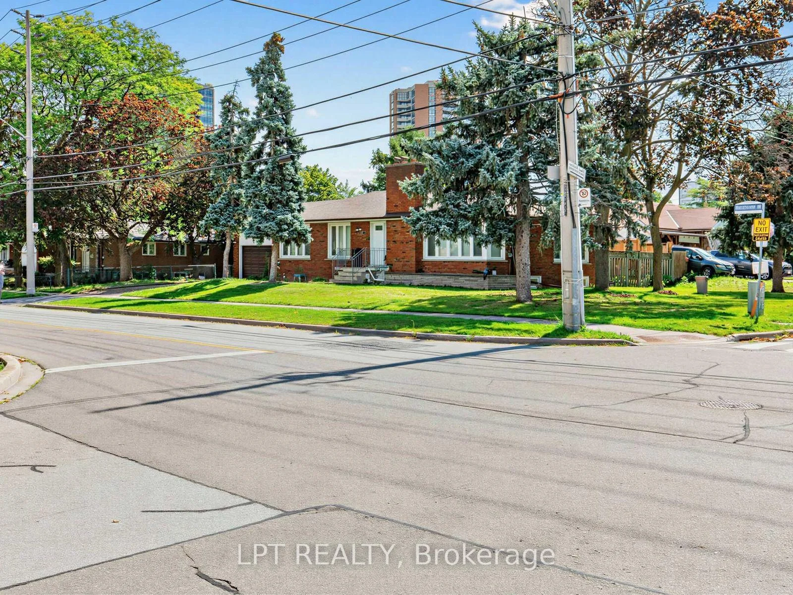 Photo 5 of 27 Kingsview Boulevard, Etobicoke, Kingsview Village-The Westway — HOMEH