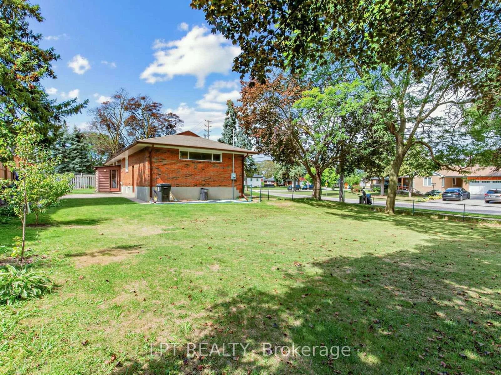 Photo 33 of 27 Kingsview Boulevard, Etobicoke, Kingsview Village-The Westway — HOMEH