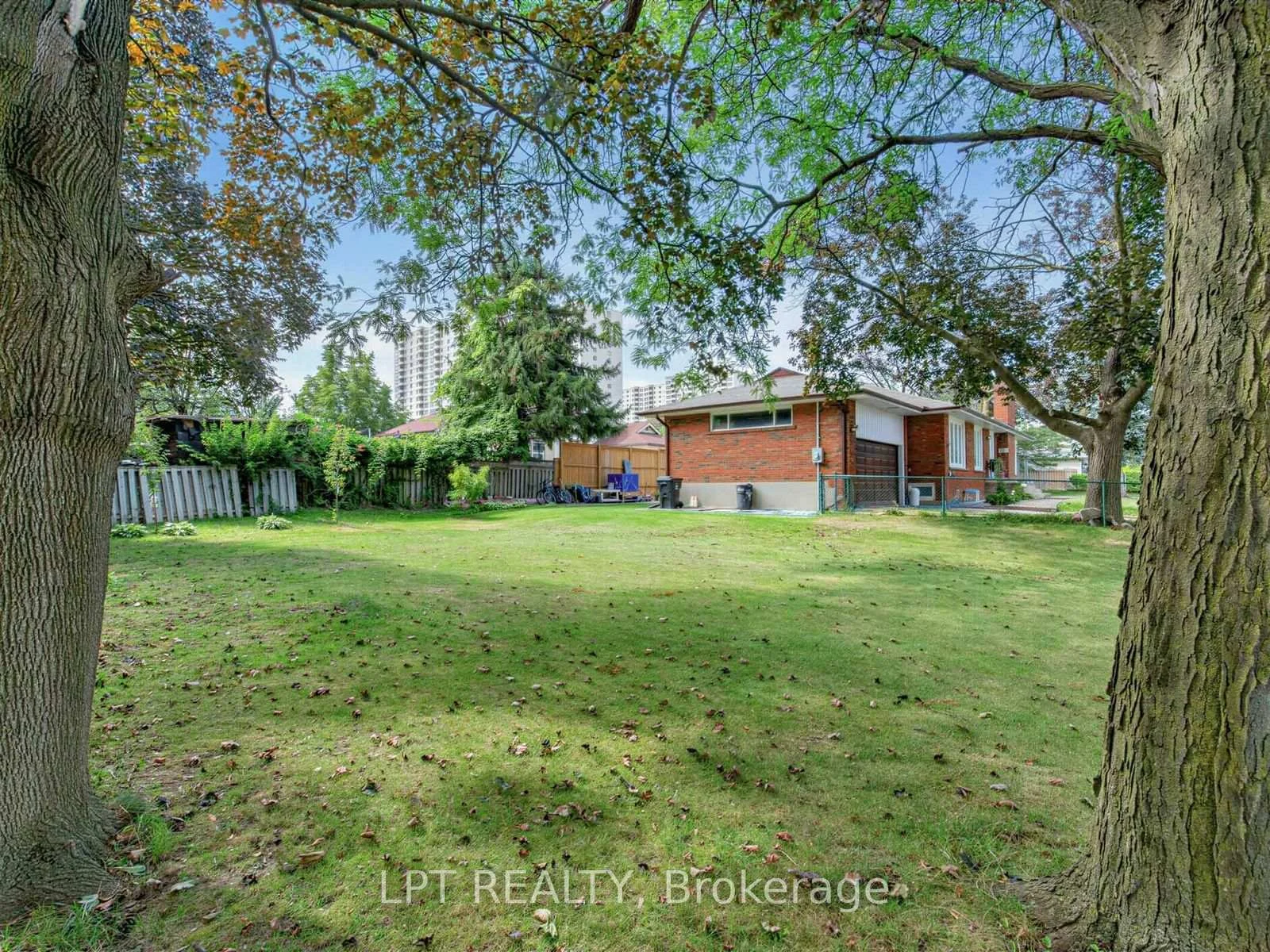 Photo 34 of 27 Kingsview Boulevard, Etobicoke, Kingsview Village-The Westway — HOMEH