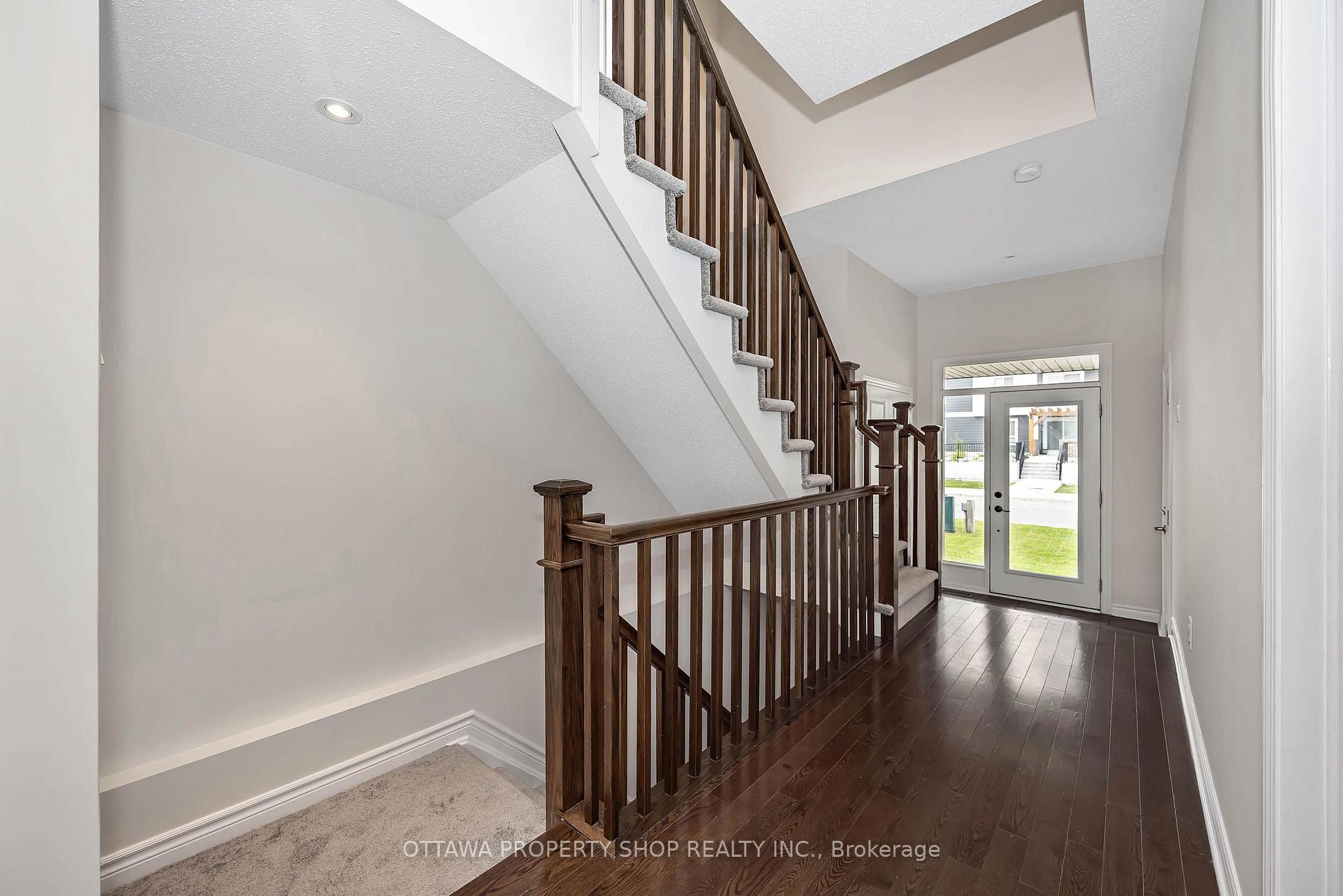 Photo 10 of 393 Livery Street, Ottawa, Kanata - Emerald Meadows/Trailwest — HOMEH