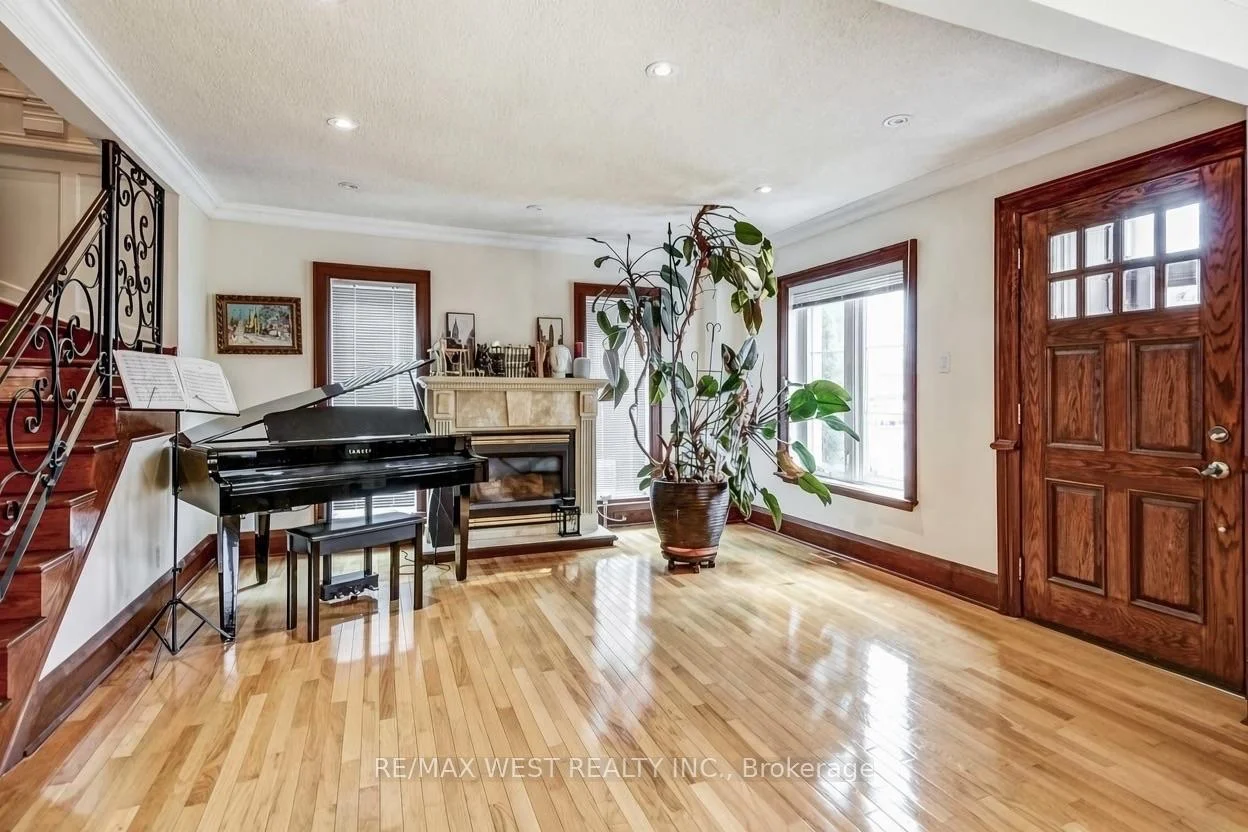 Photo 3 of 5 Wendover Road, Etobicoke, Kingsway South — HOMEH