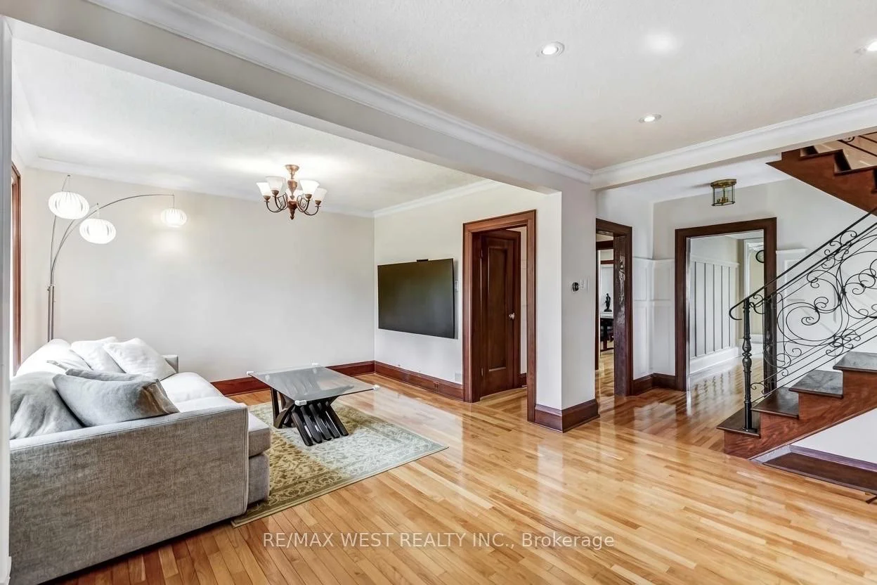 Photo 7 of 5 Wendover Road, Etobicoke, Kingsway South — HOMEH