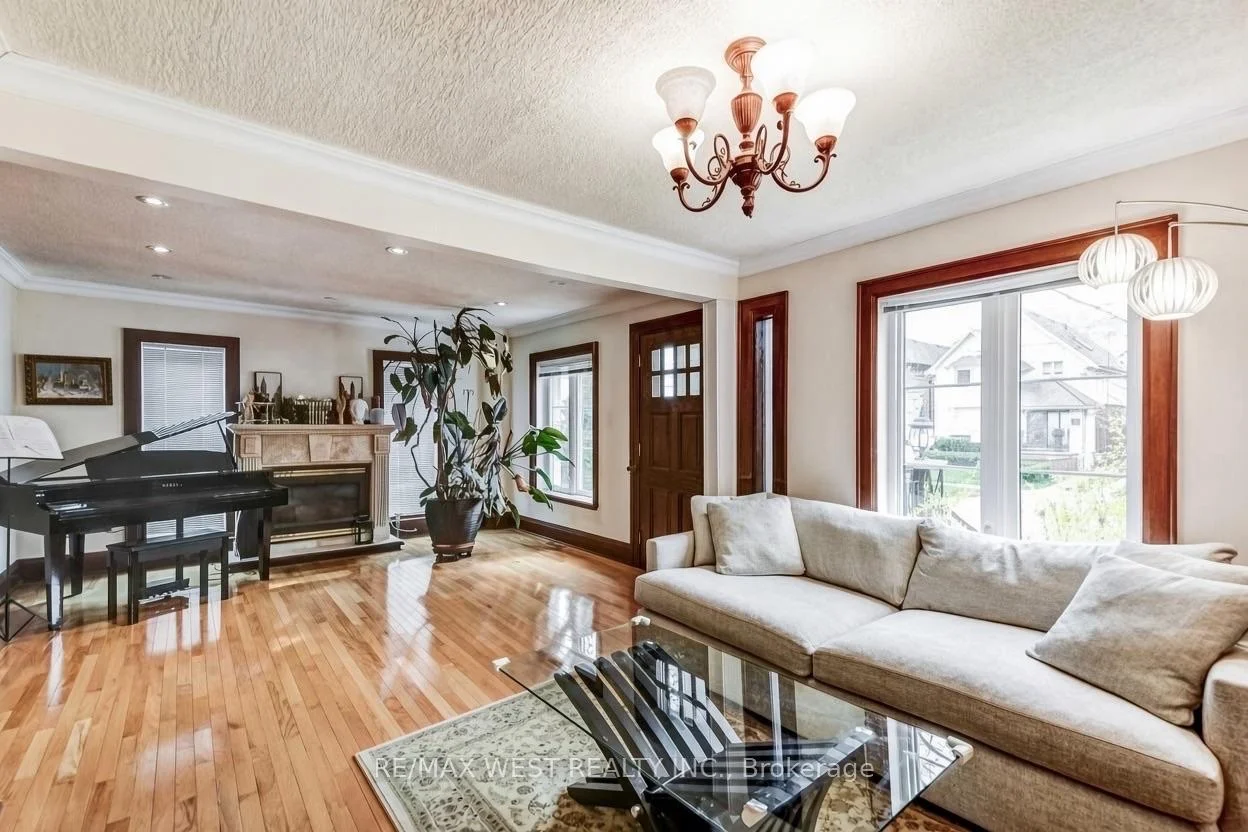 Photo 9 of 5 Wendover Road, Etobicoke, Kingsway South — HOMEH