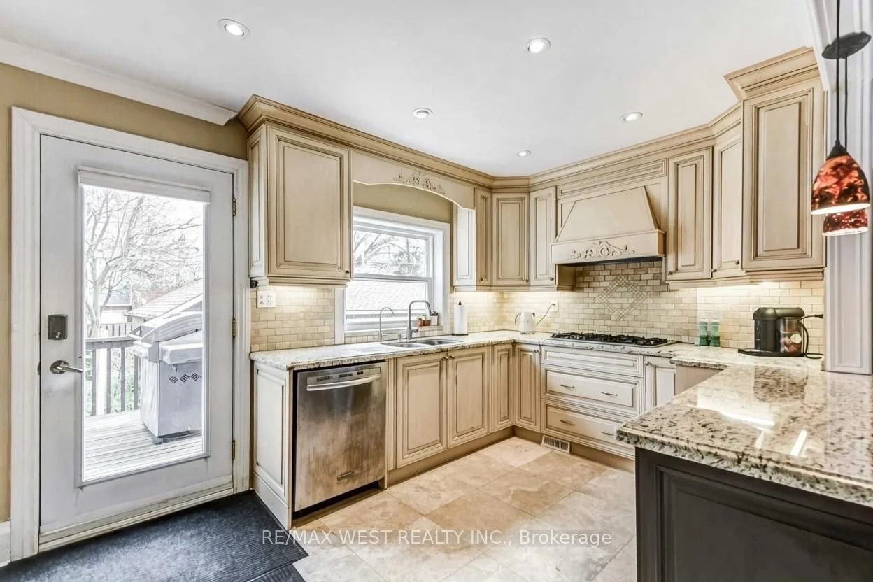 Photo 13 of 5 Wendover Road, Etobicoke, Kingsway South — HOMEH