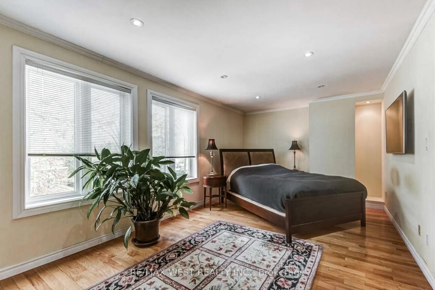 Photo 20 of 5 Wendover Road, Etobicoke, Kingsway South — HOMEH