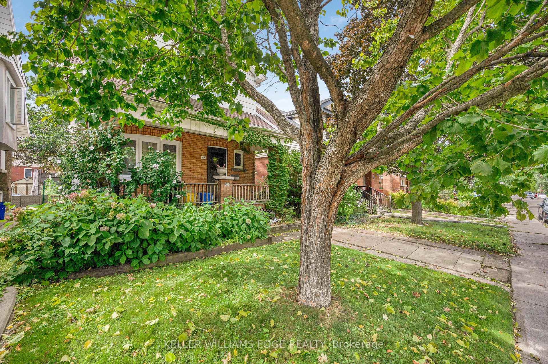 Photo 5 of 204 Rosslyn Avenue S, Hamilton, Delta — HOMEH