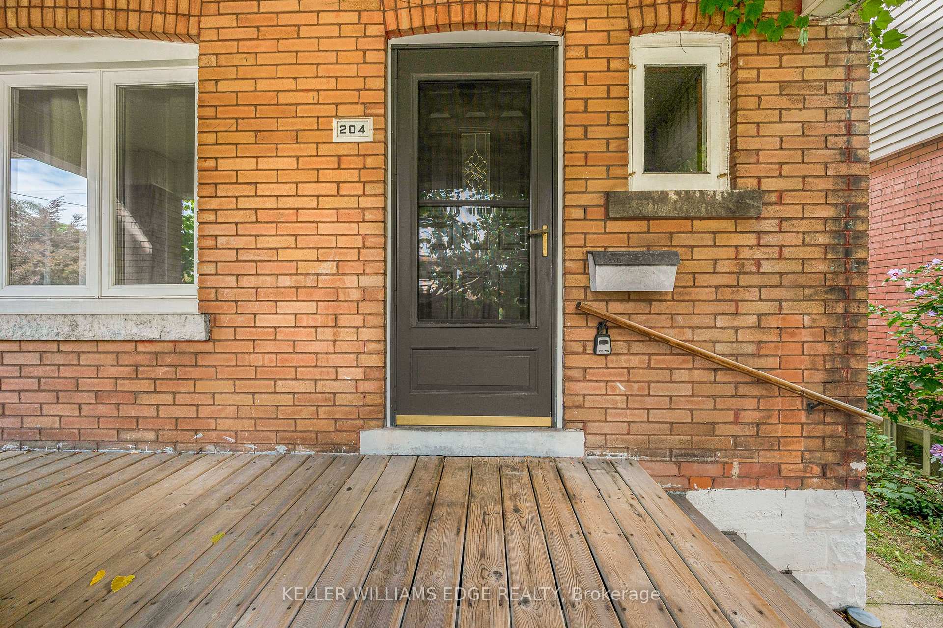 Photo 6 of 204 Rosslyn Avenue S, Hamilton, Delta — HOMEH