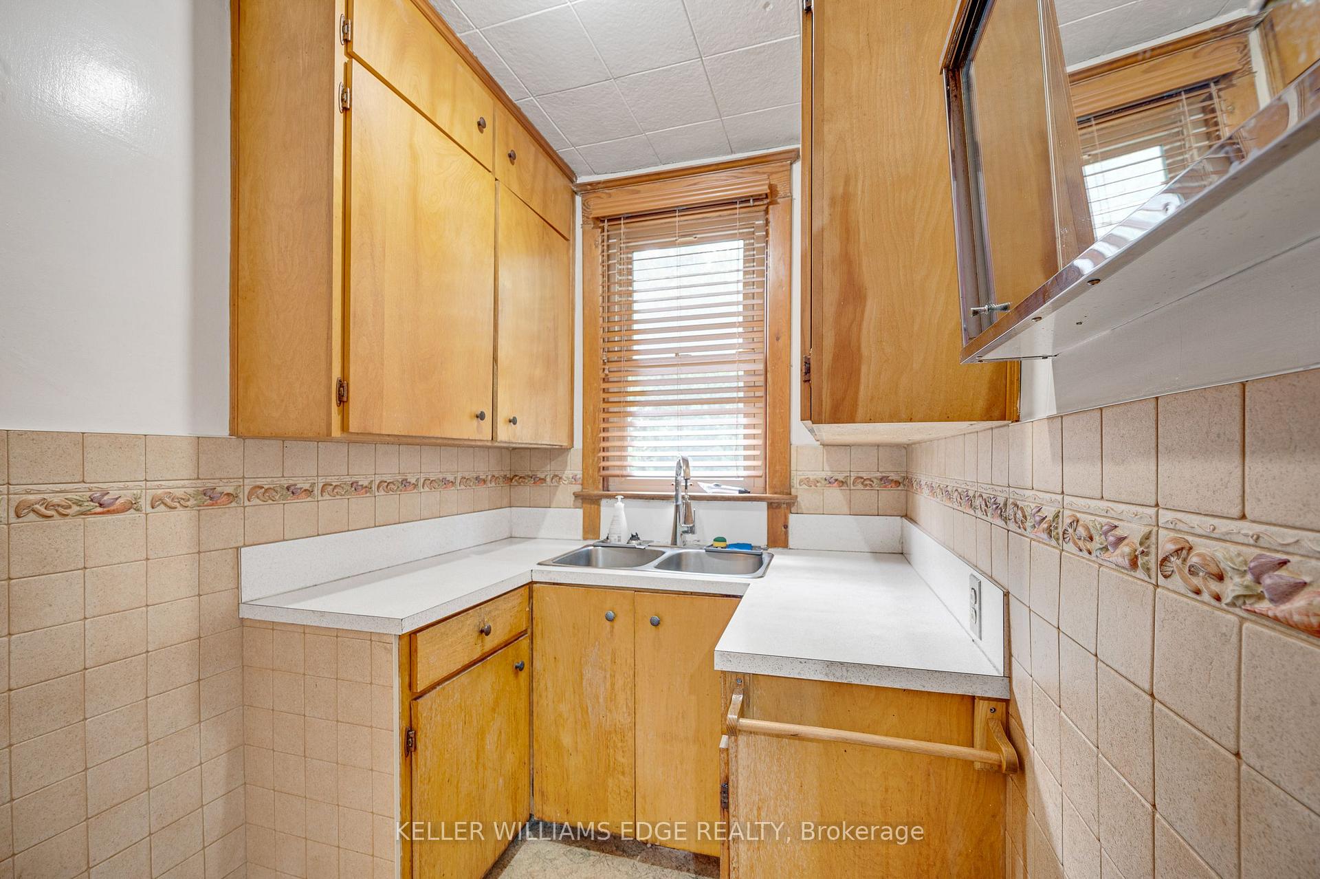 Photo 14 of 204 Rosslyn Avenue S, Hamilton, Delta — HOMEH