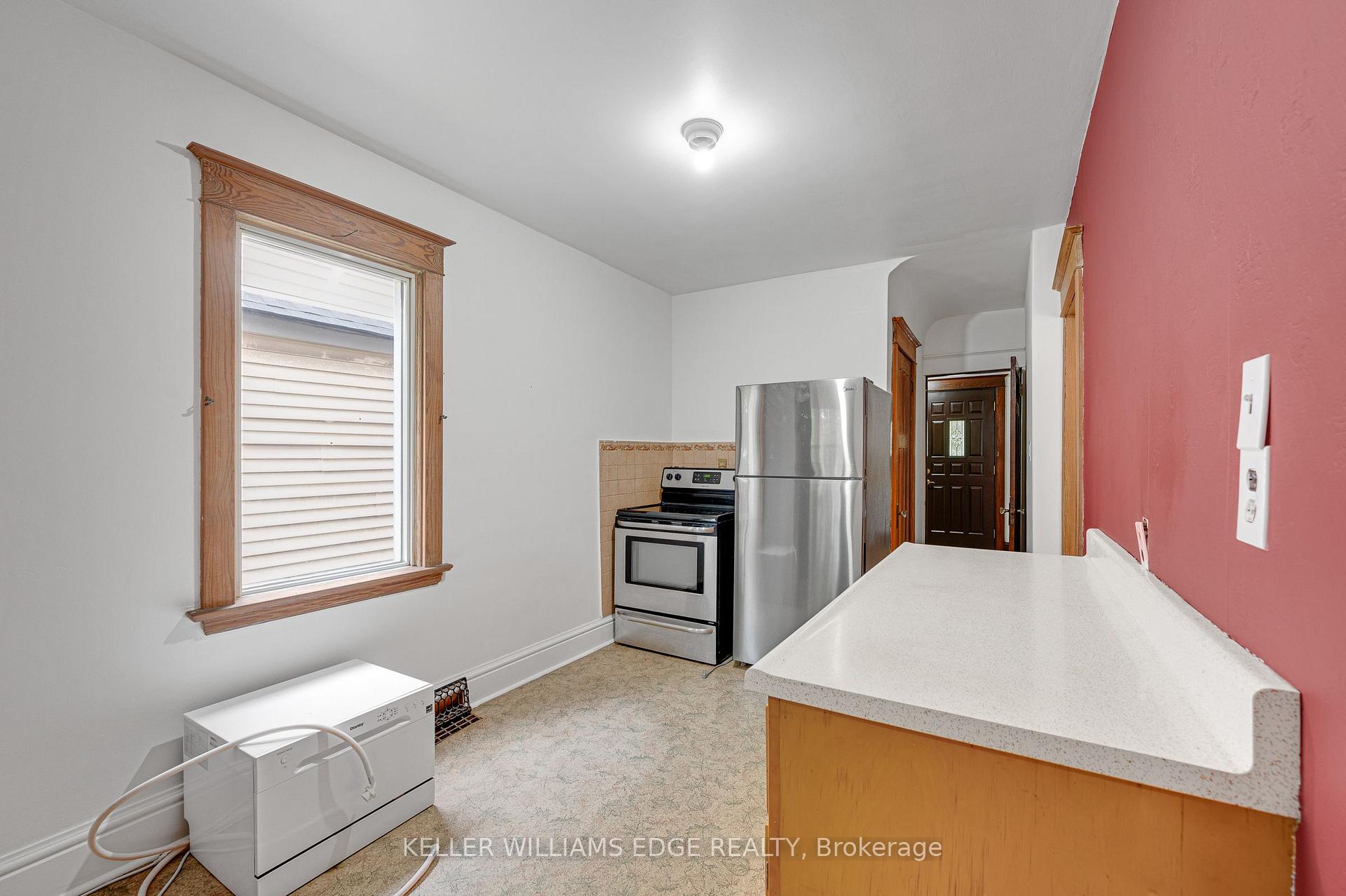 Photo 15 of 204 Rosslyn Avenue S, Hamilton, Delta — HOMEH