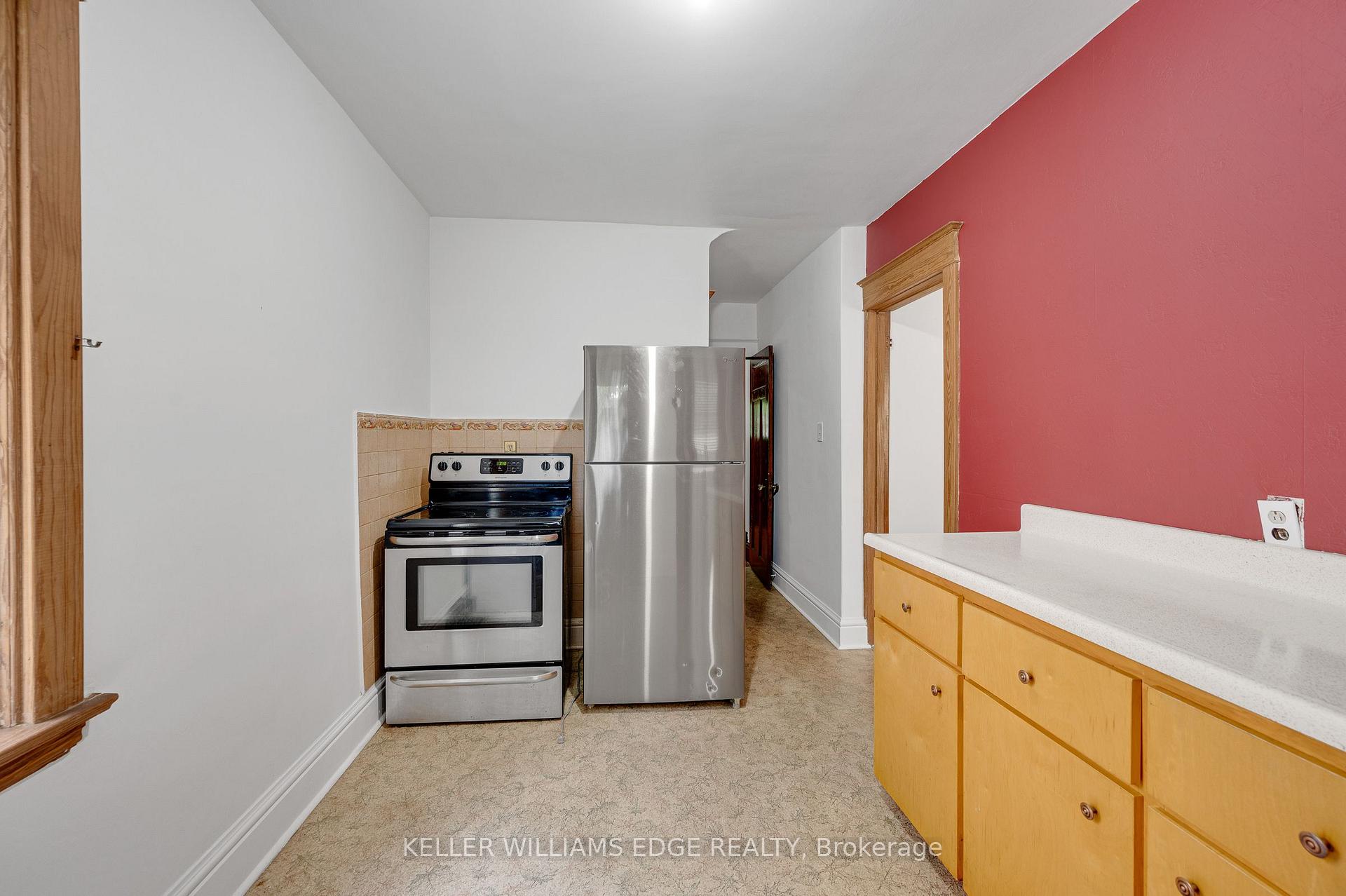 Photo 16 of 204 Rosslyn Avenue S, Hamilton, Delta — HOMEH