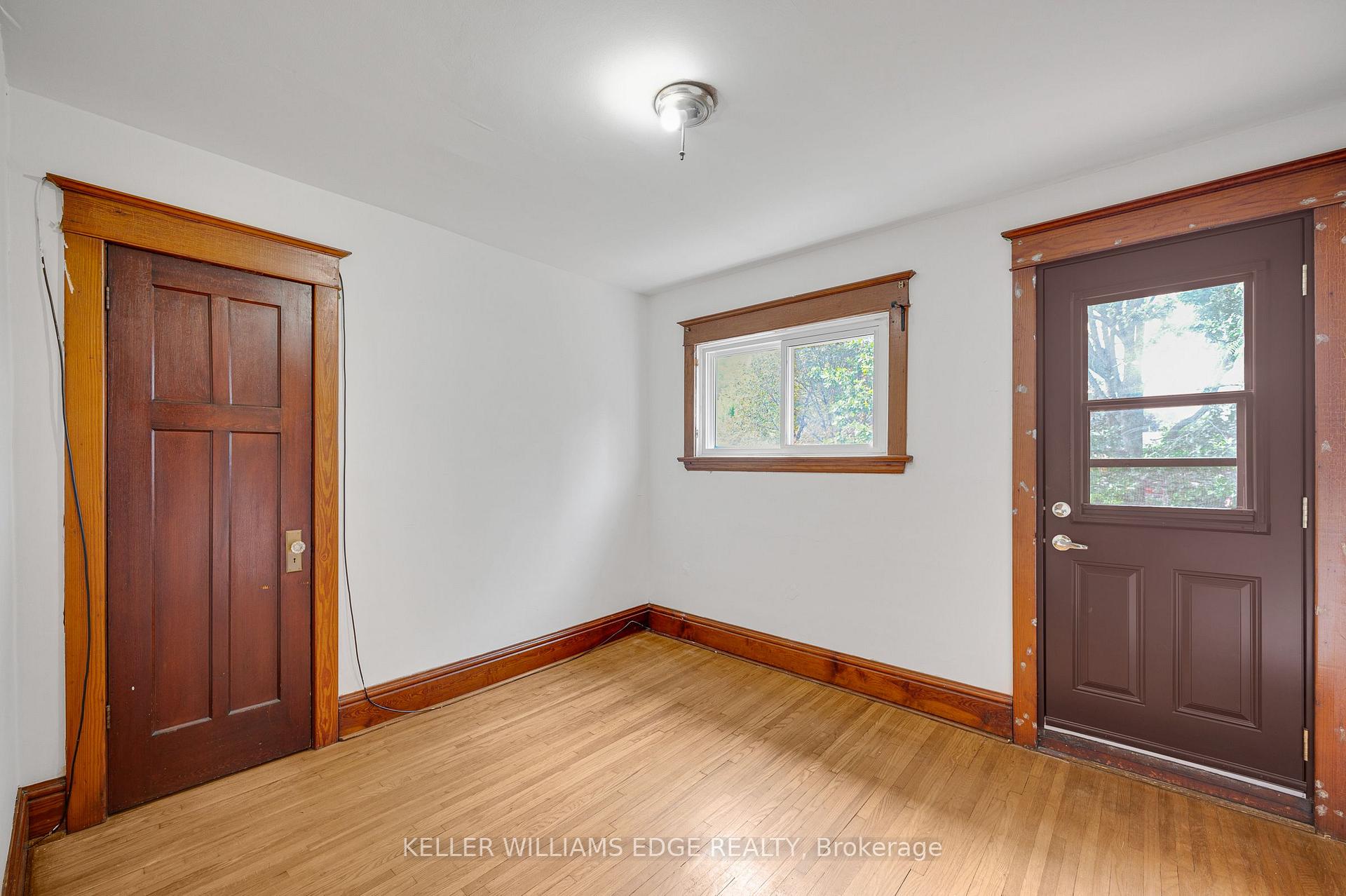 Photo 18 of 204 Rosslyn Avenue S, Hamilton, Delta — HOMEH
